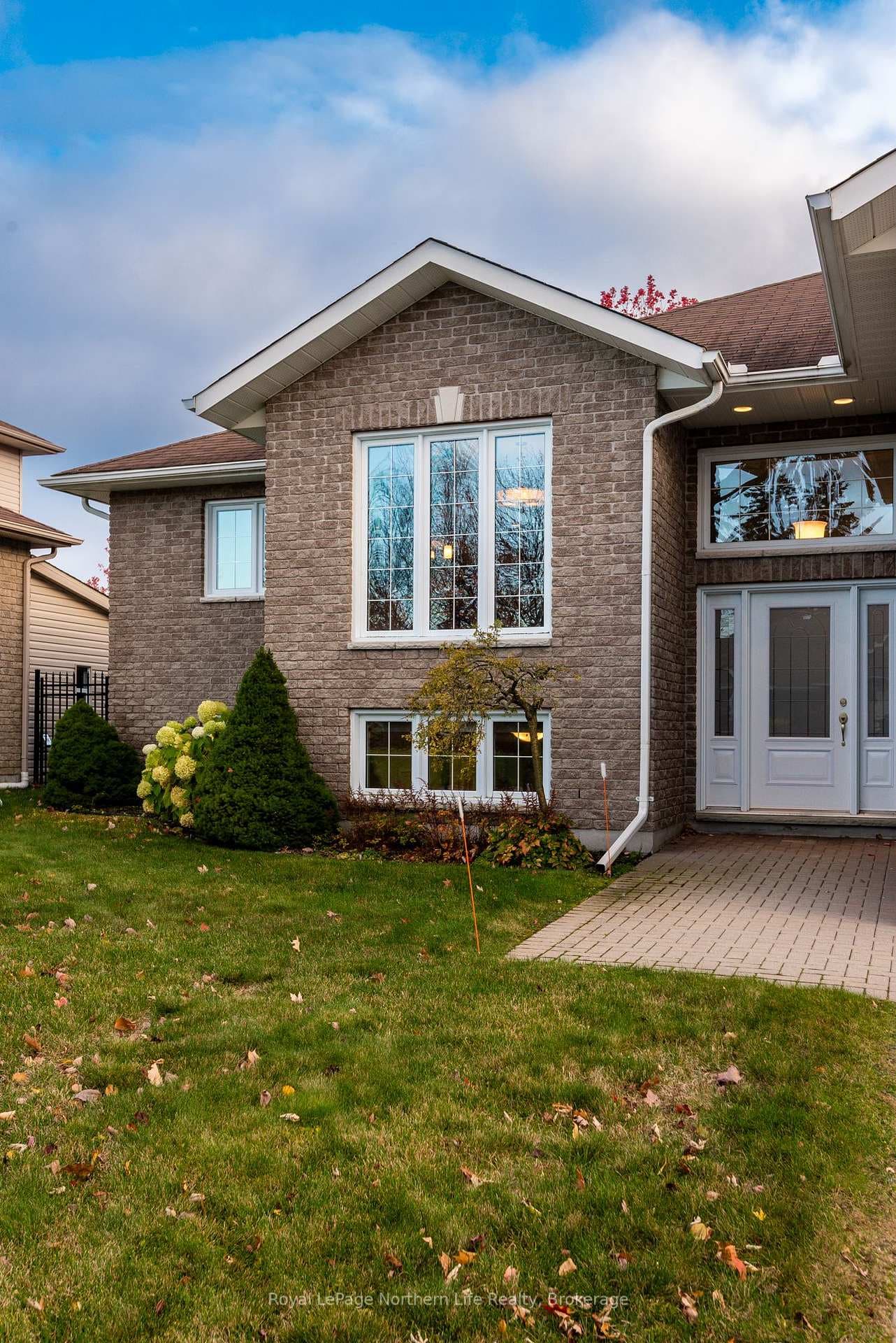 27 Vermont Crescent photo 3