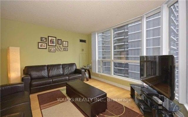 7 Carlton Street Unit 805 photo 4