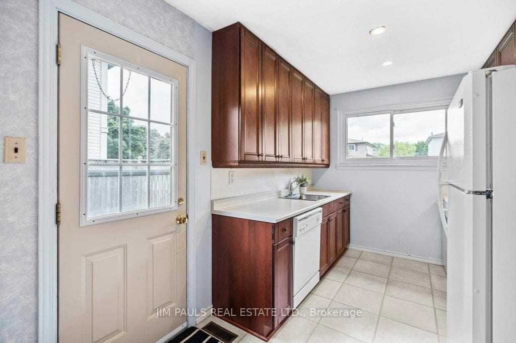 207 Birchcliffe Crescent photo 7