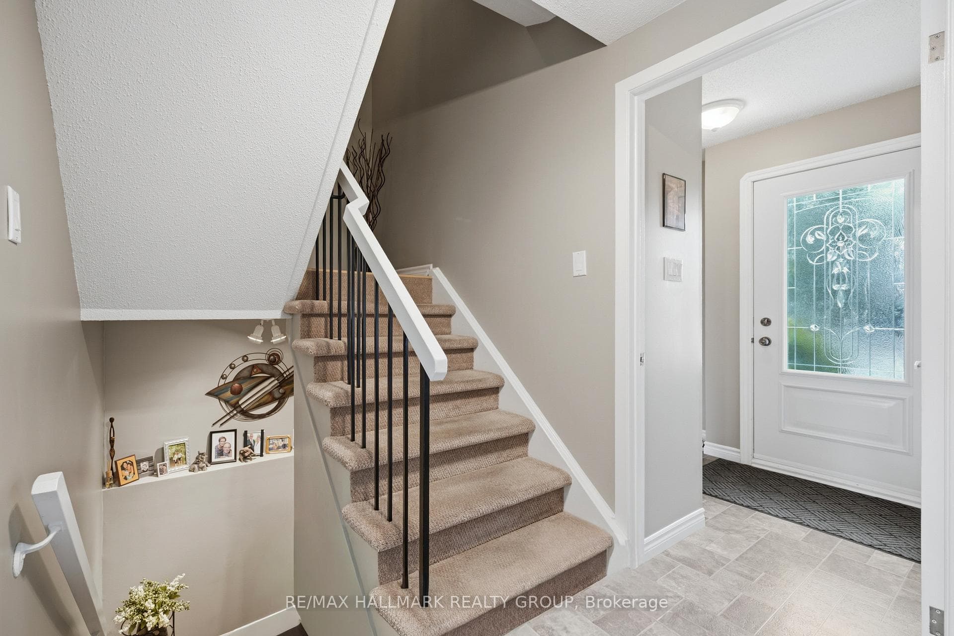 8052 Jeanne D'arc Boulevard photo 16