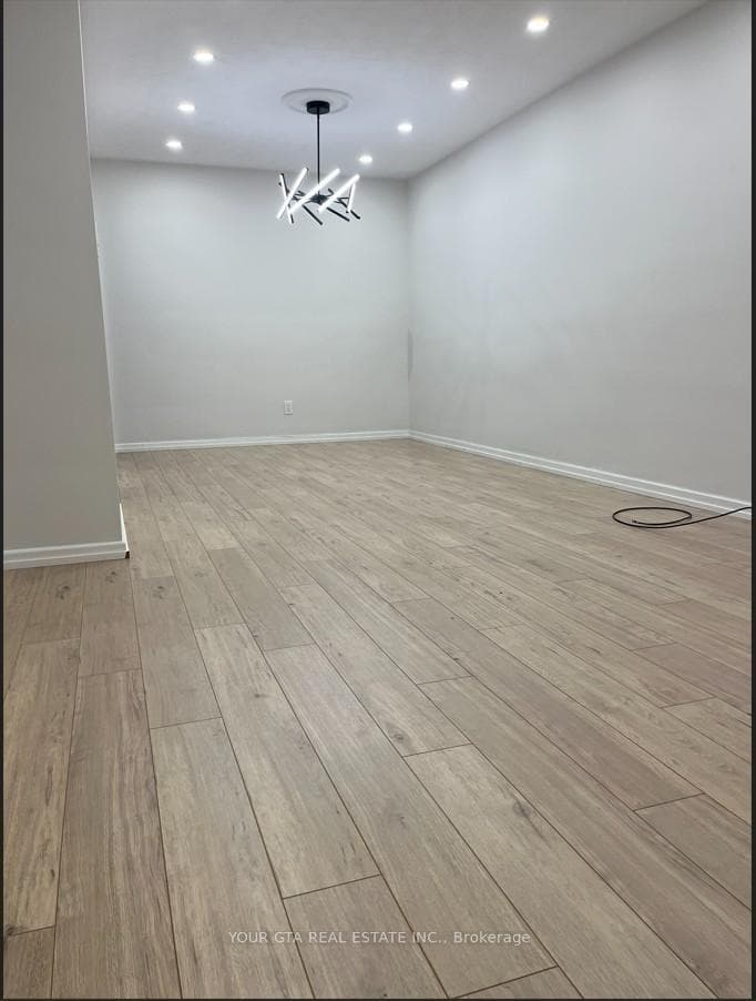 1867 Sandgate Crescent Unit Upper photo 5