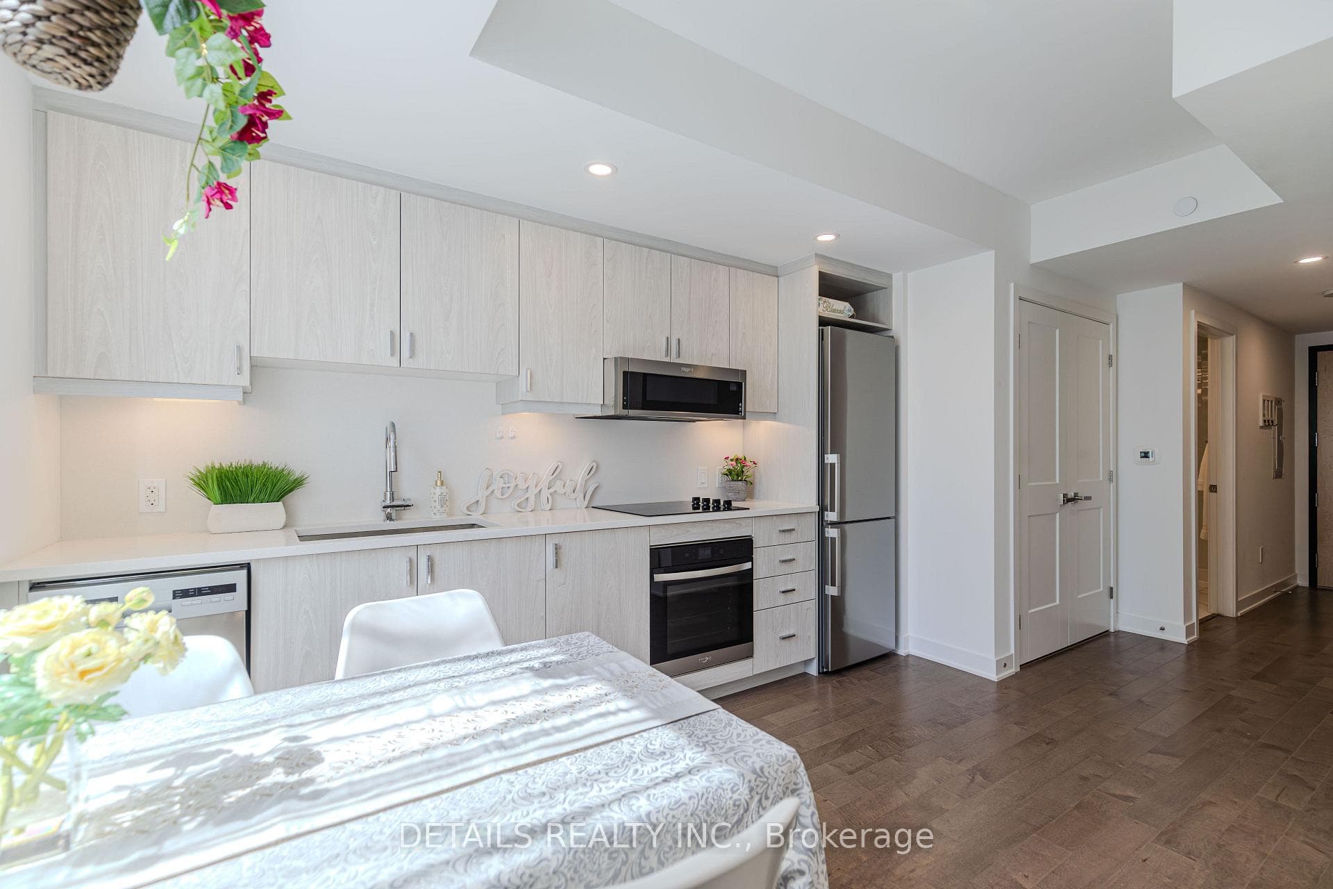 Kitchen & Dining Area