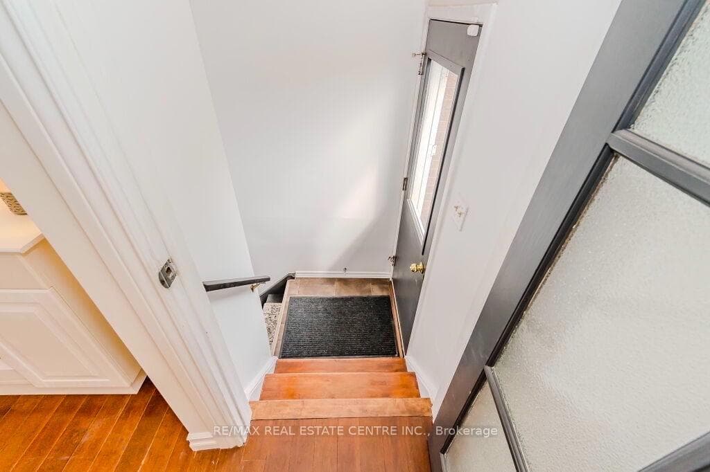 30 Upton Crescent photo 13