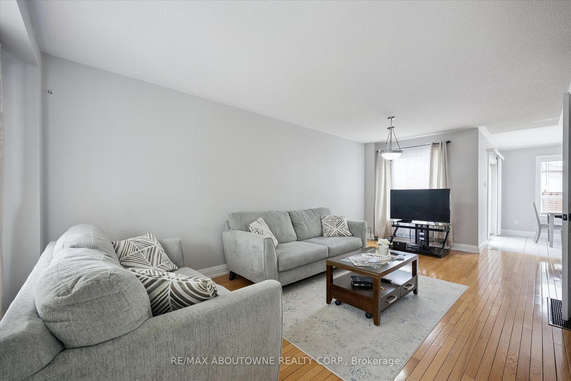 5449 Rochelle Way photo 8