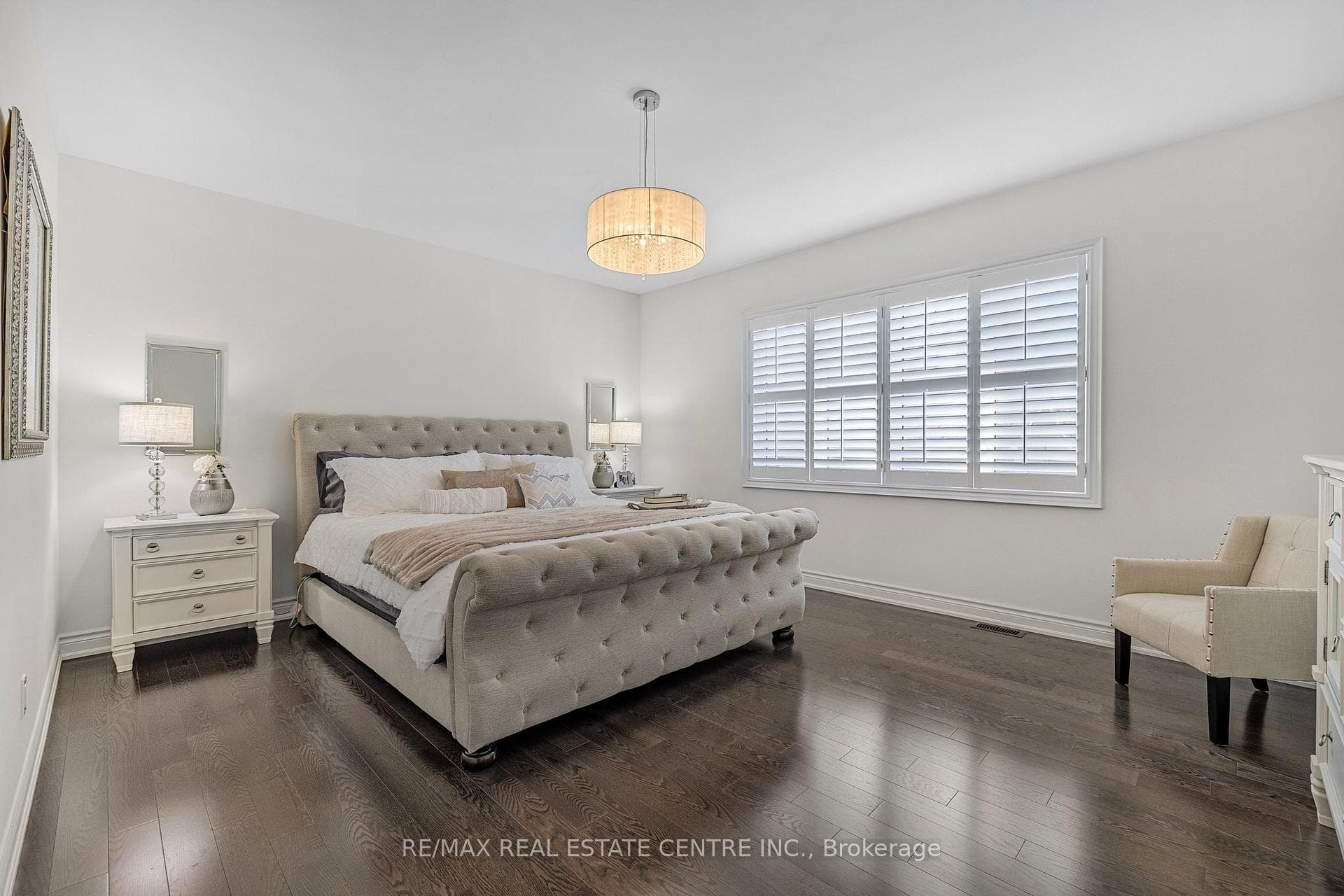 Primary Bedroom - King Size Bed