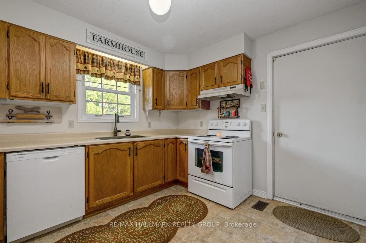 20 HILLTOP Crescent photo 6