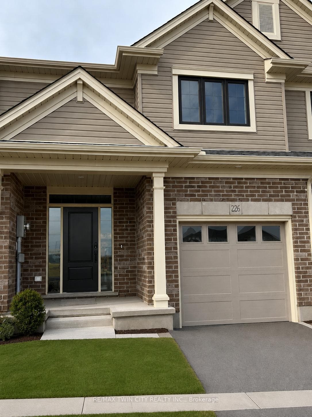 226 Renaissance Drive photo 1