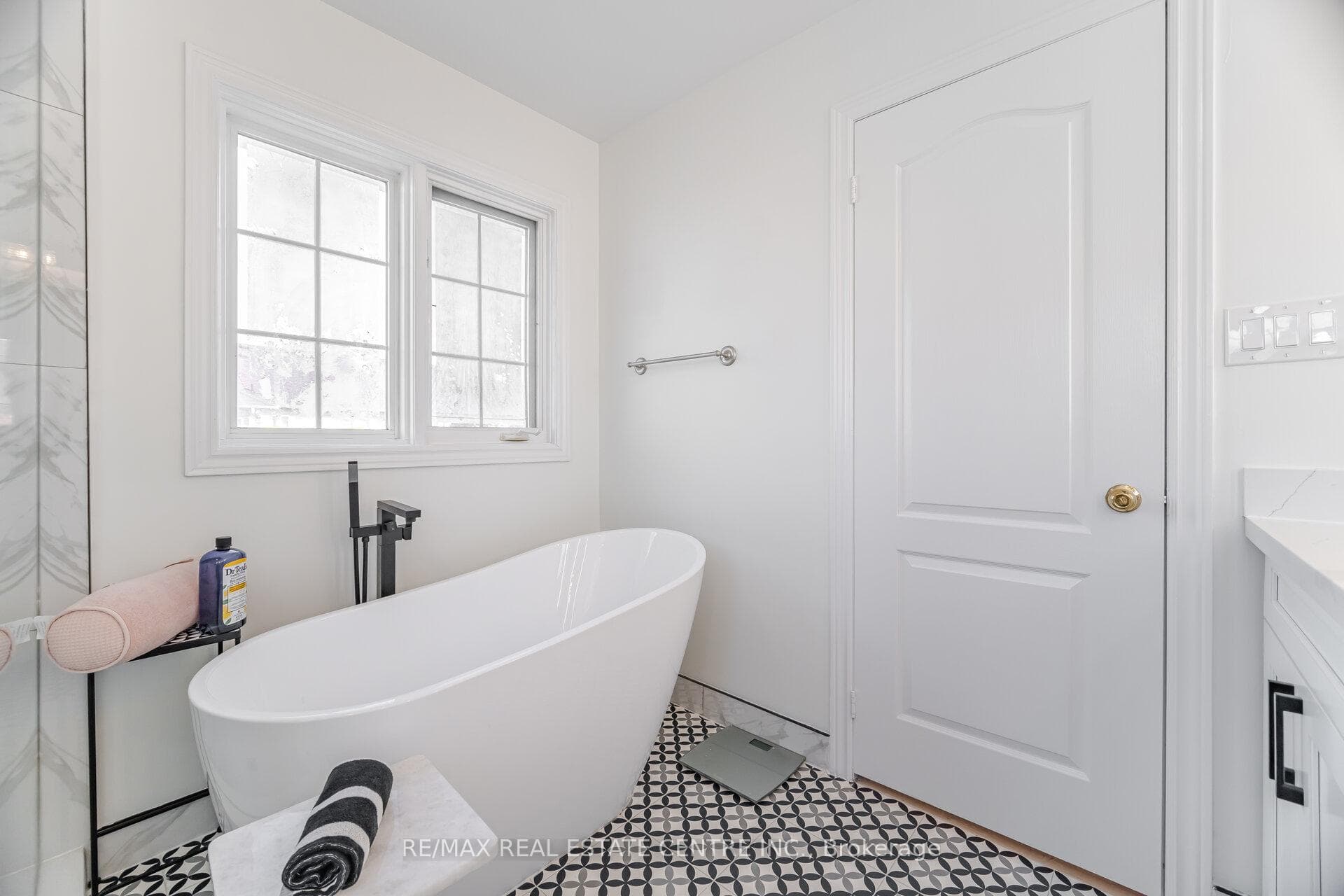 1046 Costigan Road photo 28