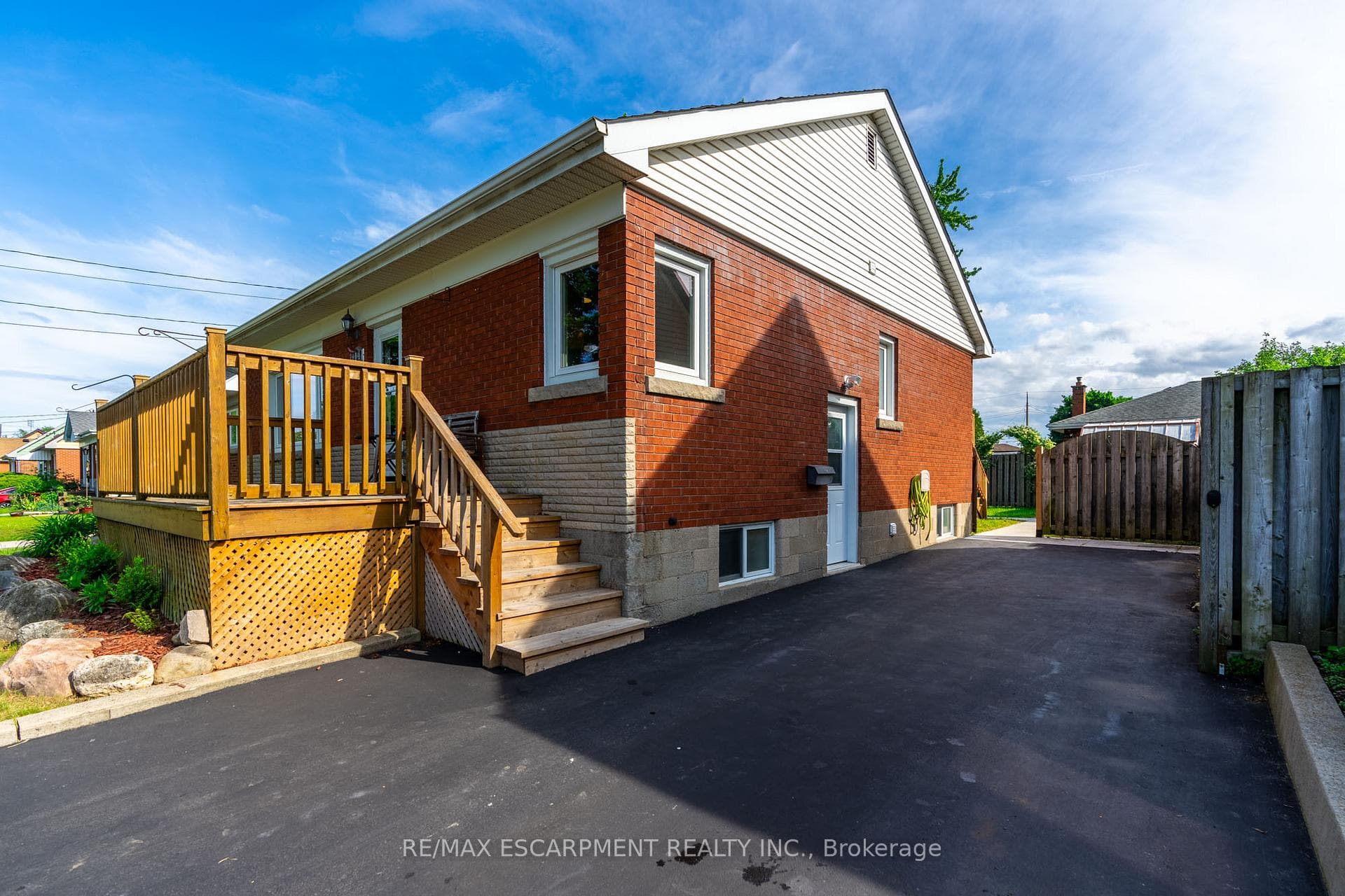 914 Brucedale Avenue photo 3