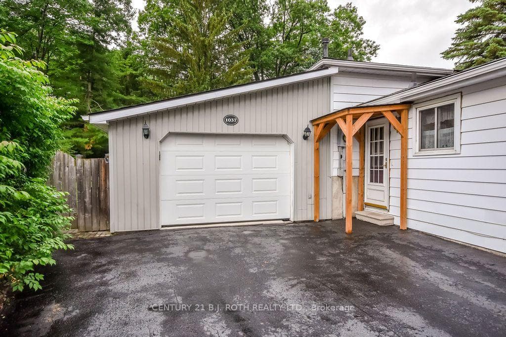1037 Glen Eagles Crescent photo 3