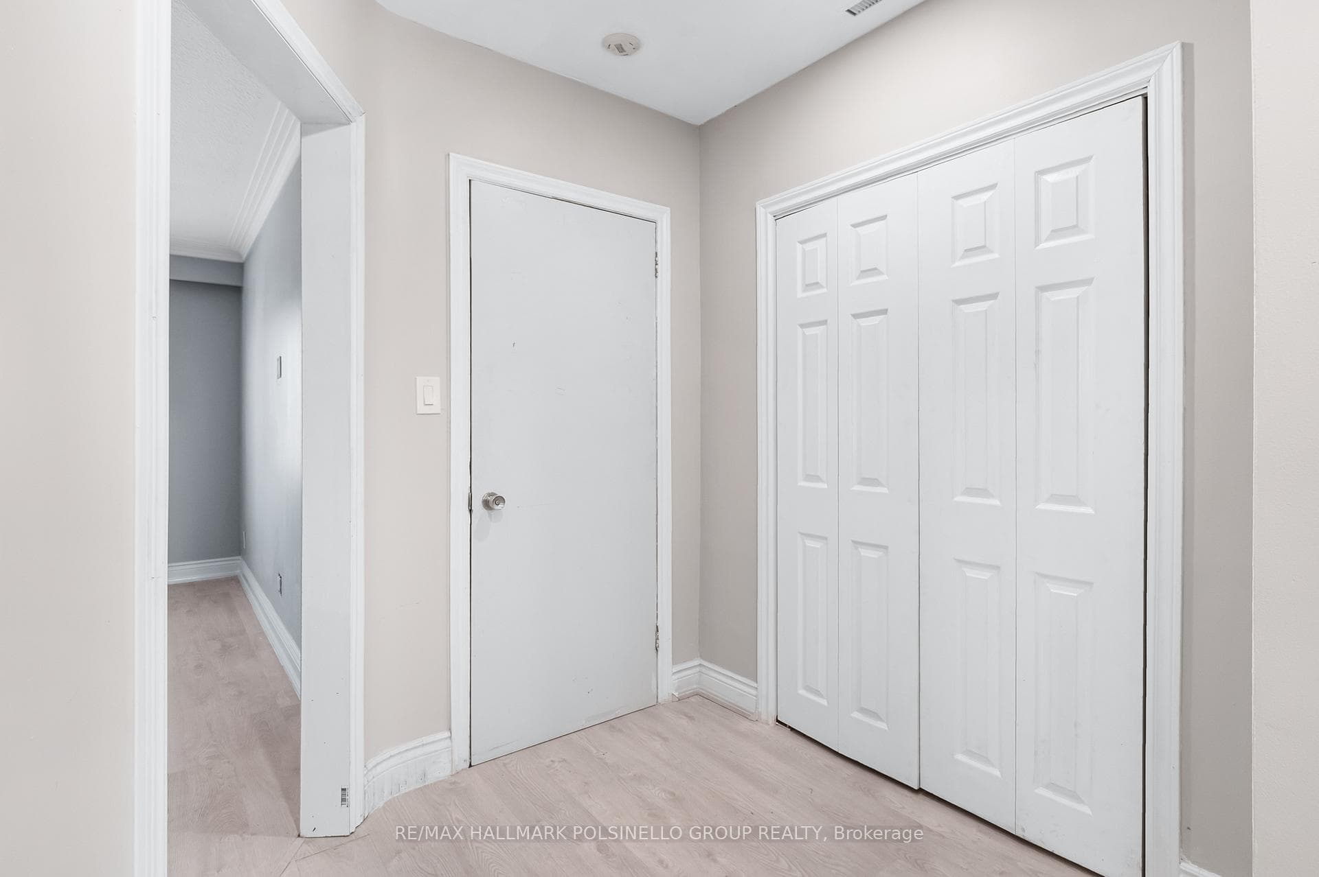 376 Blackthorn Avenue Unit Upper photo 18