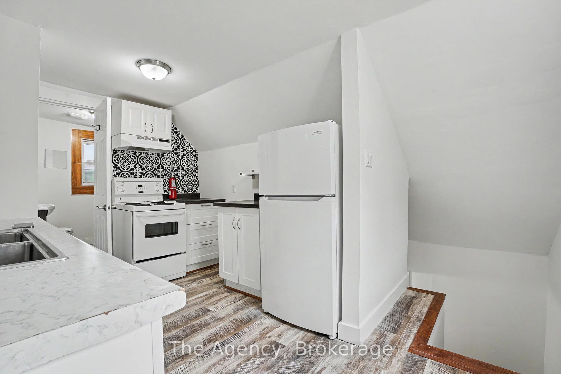 881 Lakeshore Road photo 30