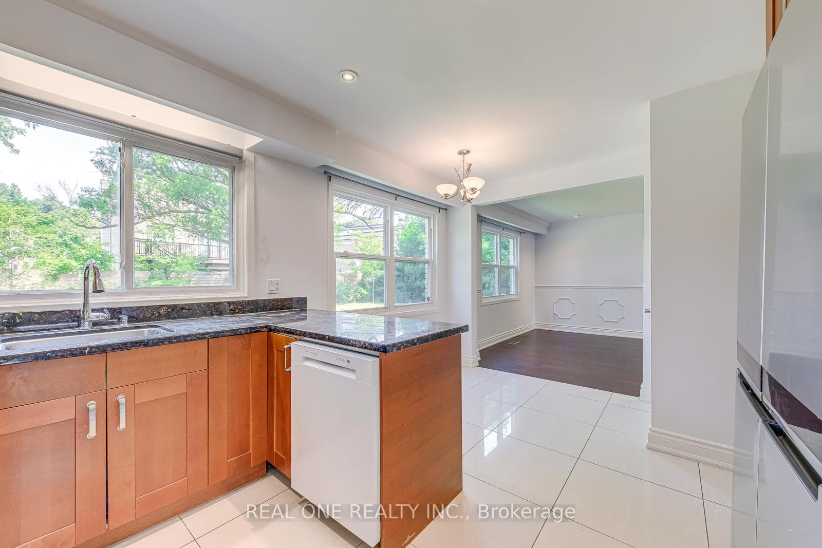 2211 All Saints Crescent photo 16