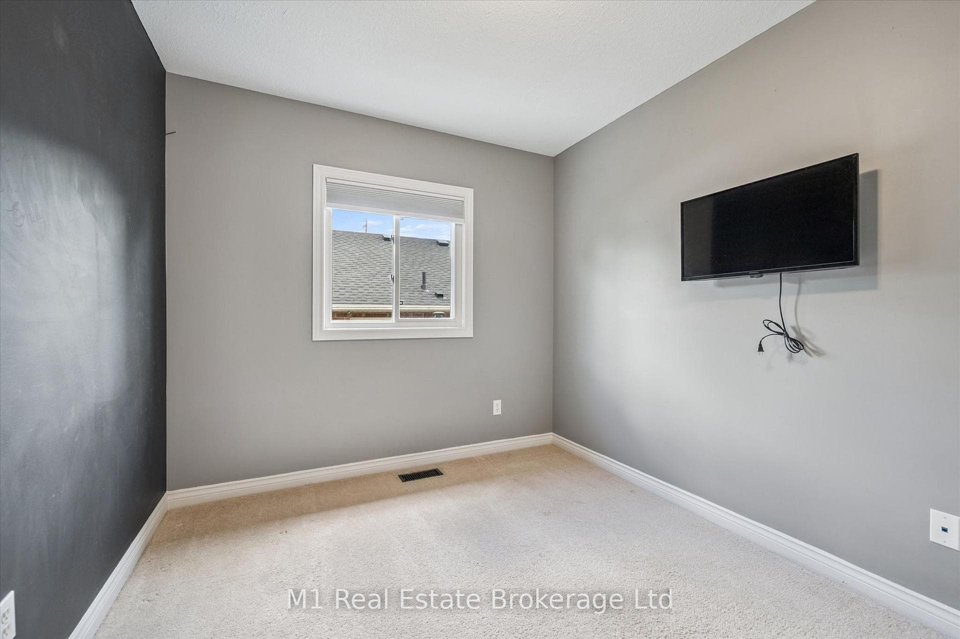 584 Mctavish Street photo 15