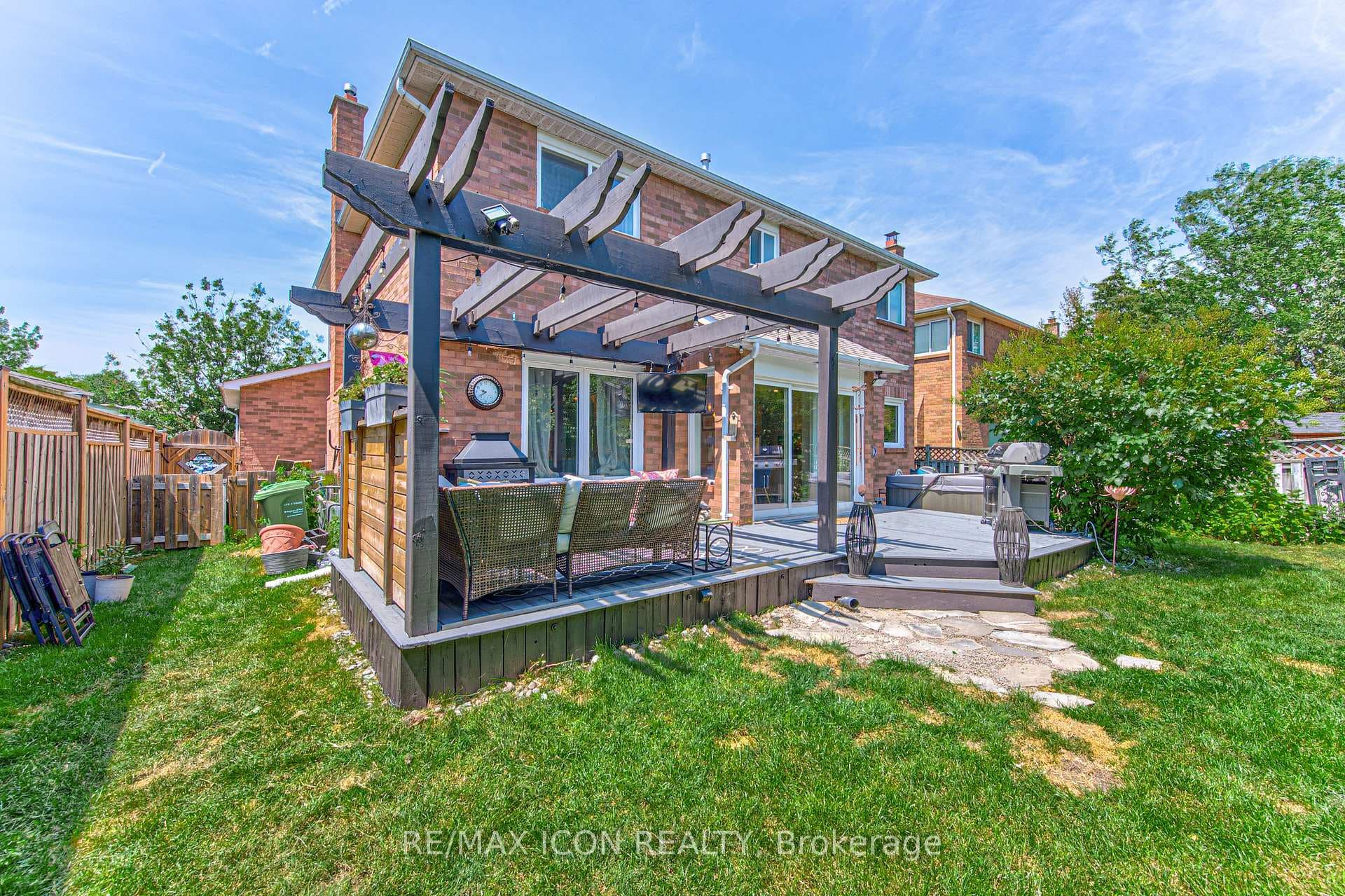 15 Hall Crescent photo 47