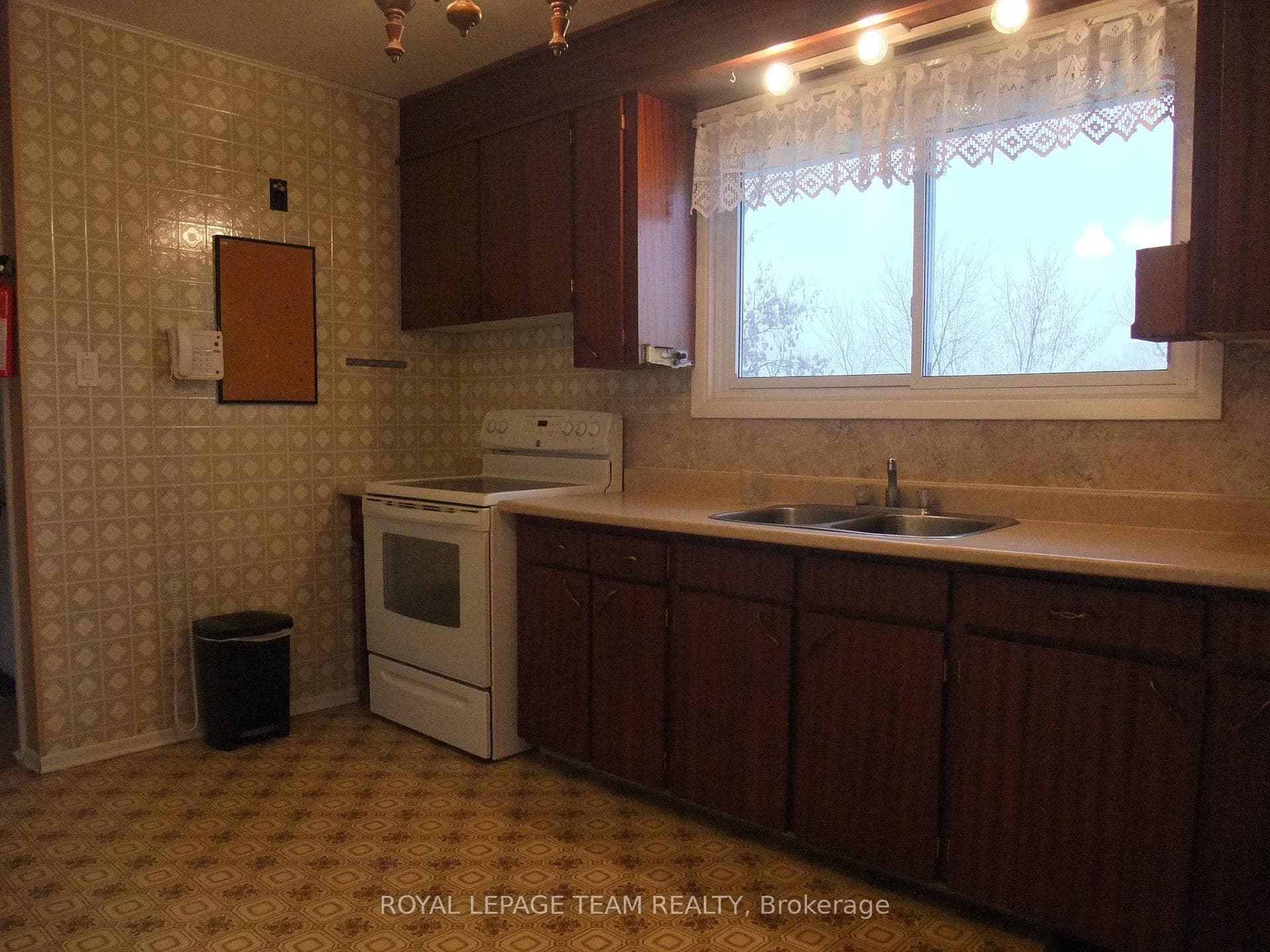 737 Eighth Street photo 16