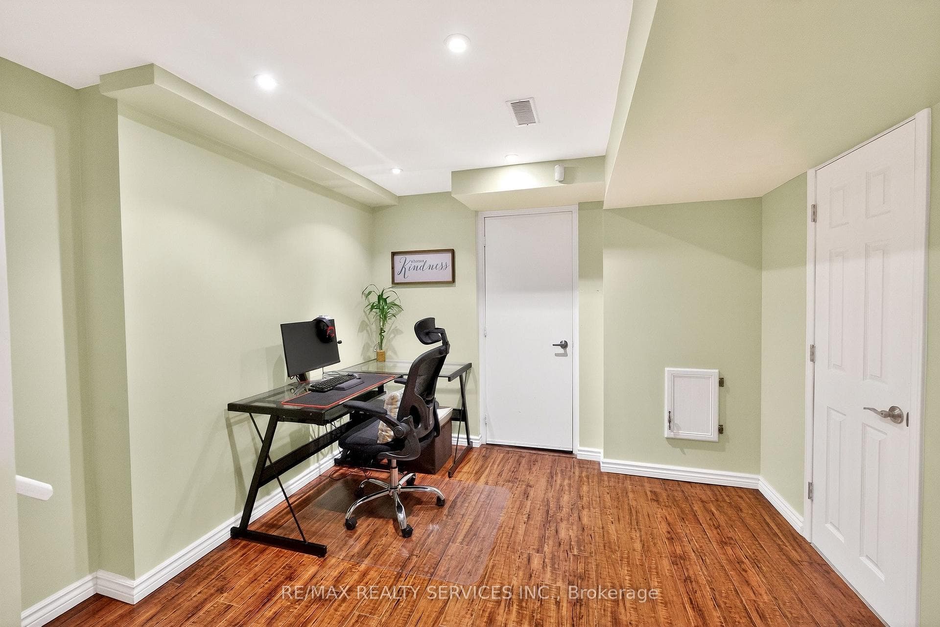 99 White Tail Crescent photo 31