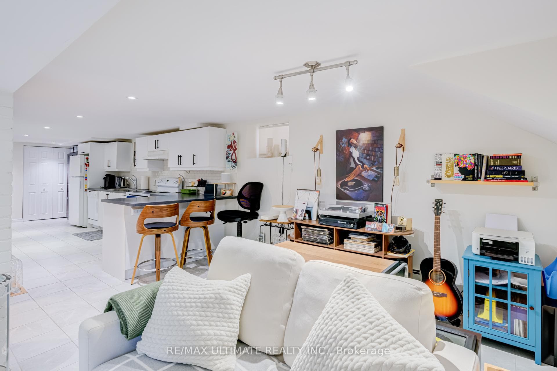 533 Kingston Road photo 14