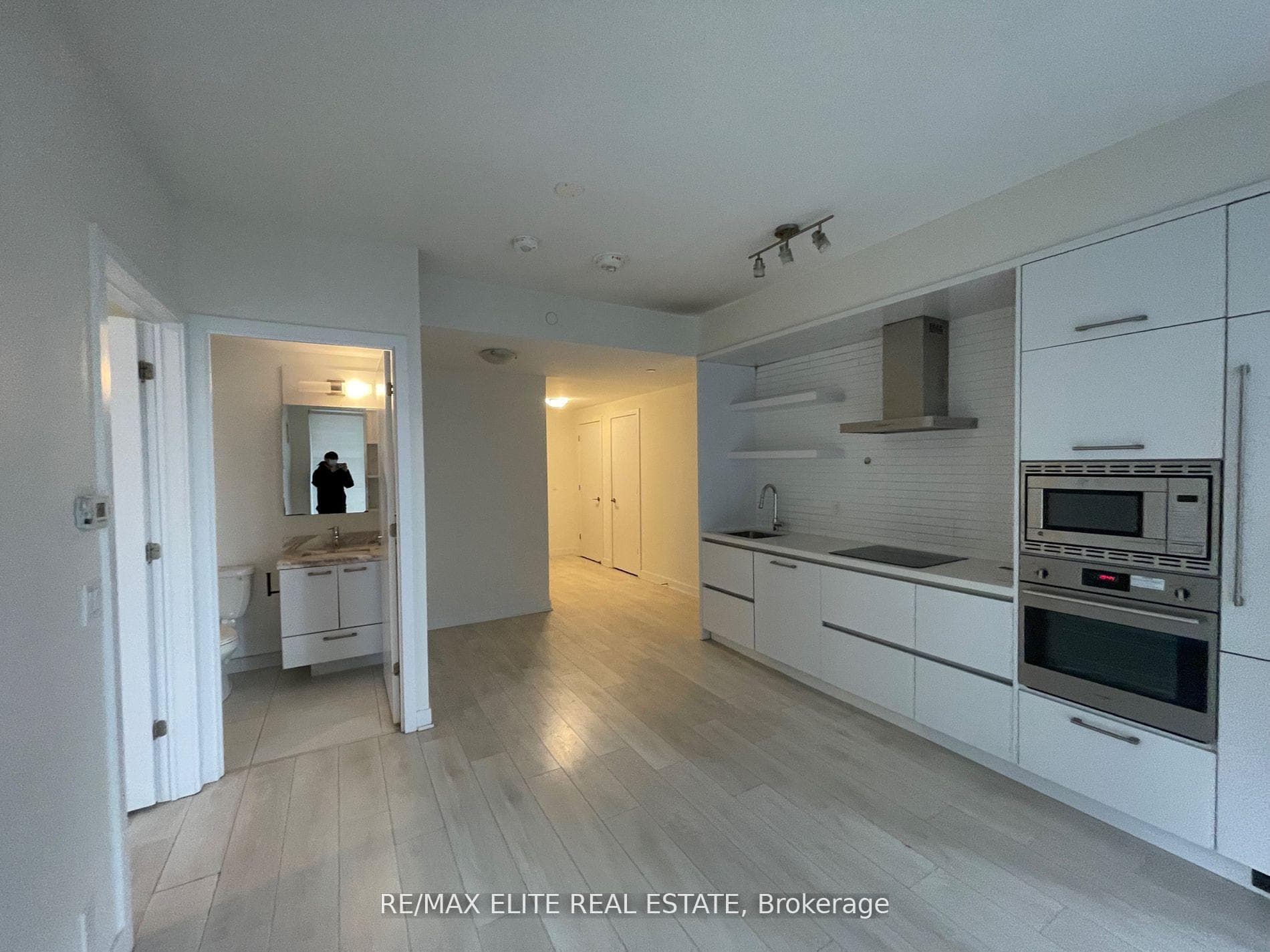 2221 Yonge Street Unit 1105 photo 4