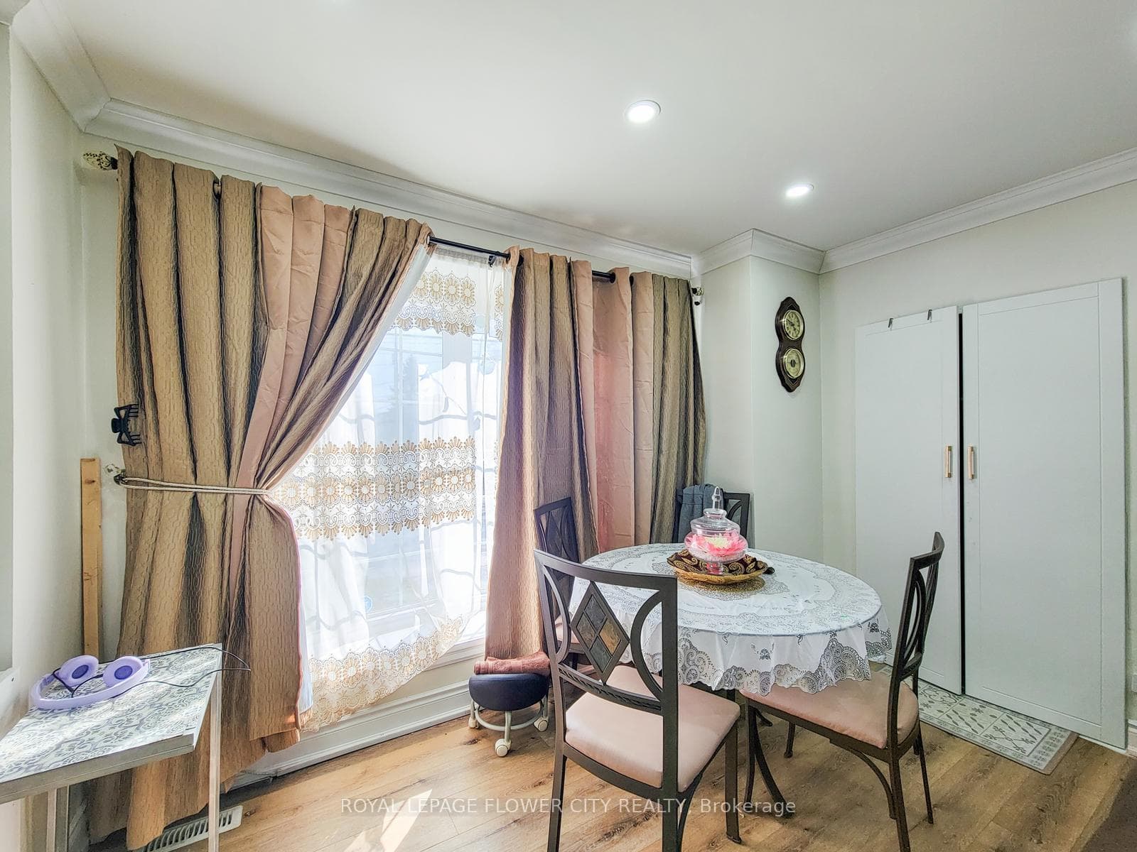 823 Queensdale Avenue photo 12