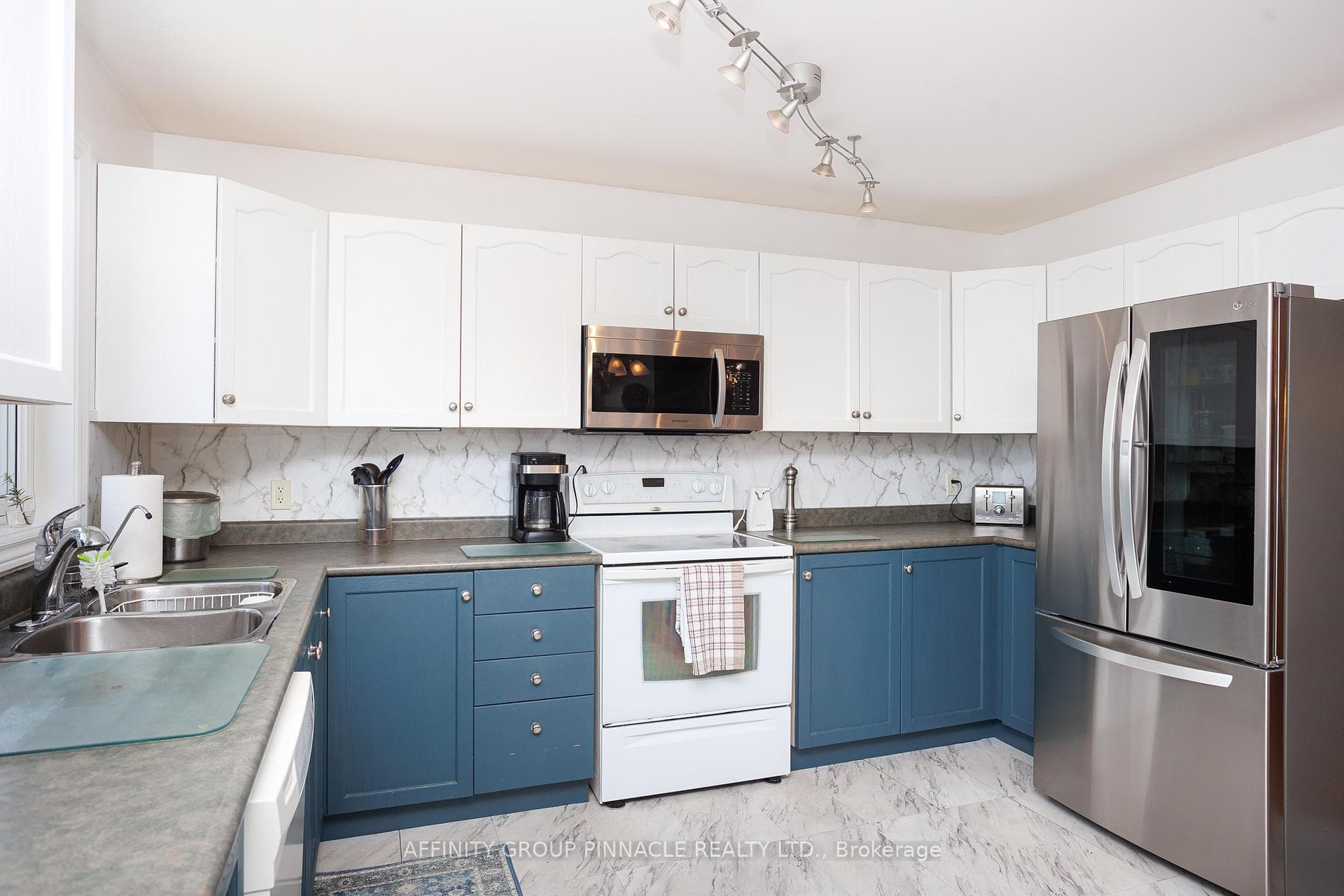 476 Bay Street photo 9