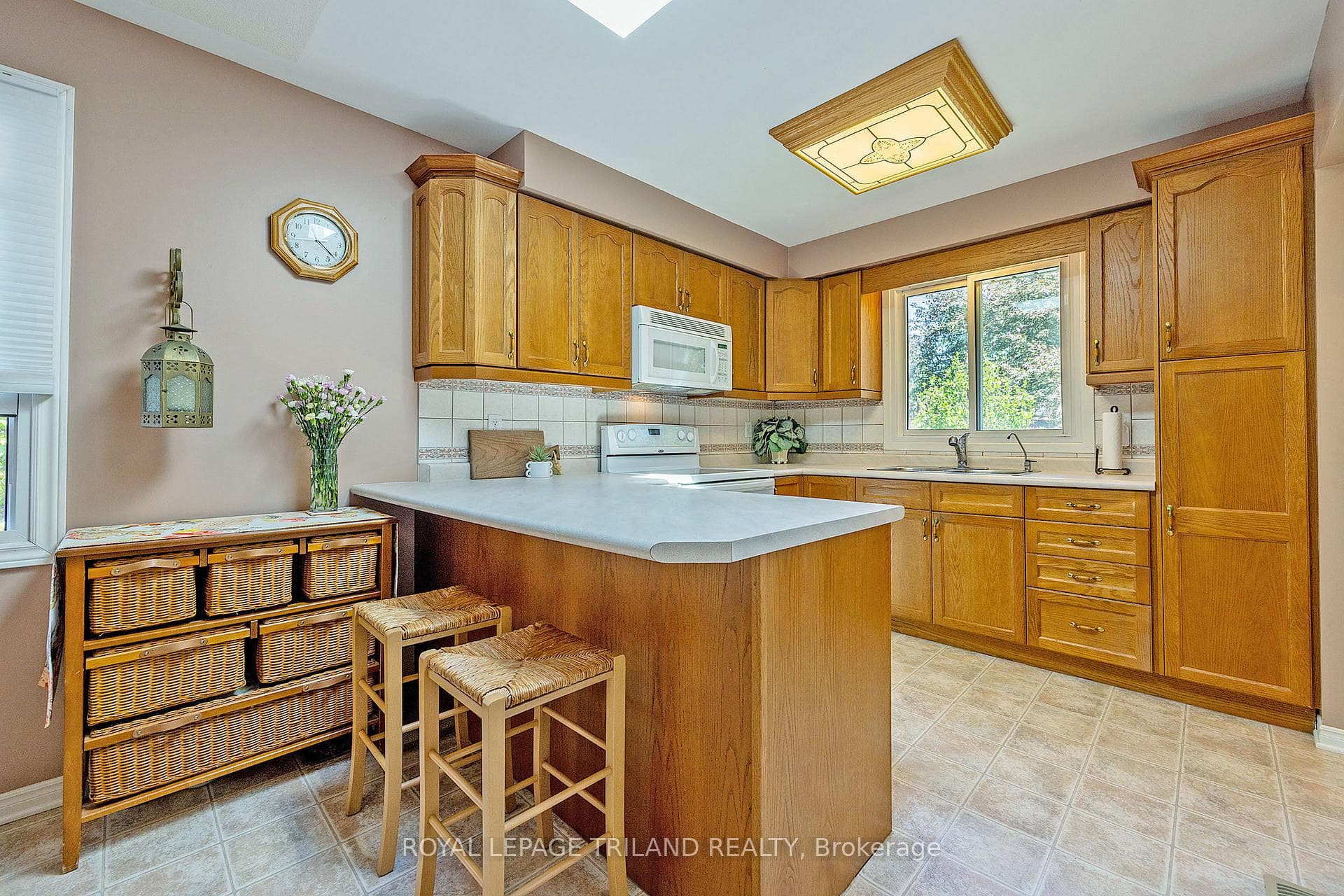 122 Inverary Crescent photo 8