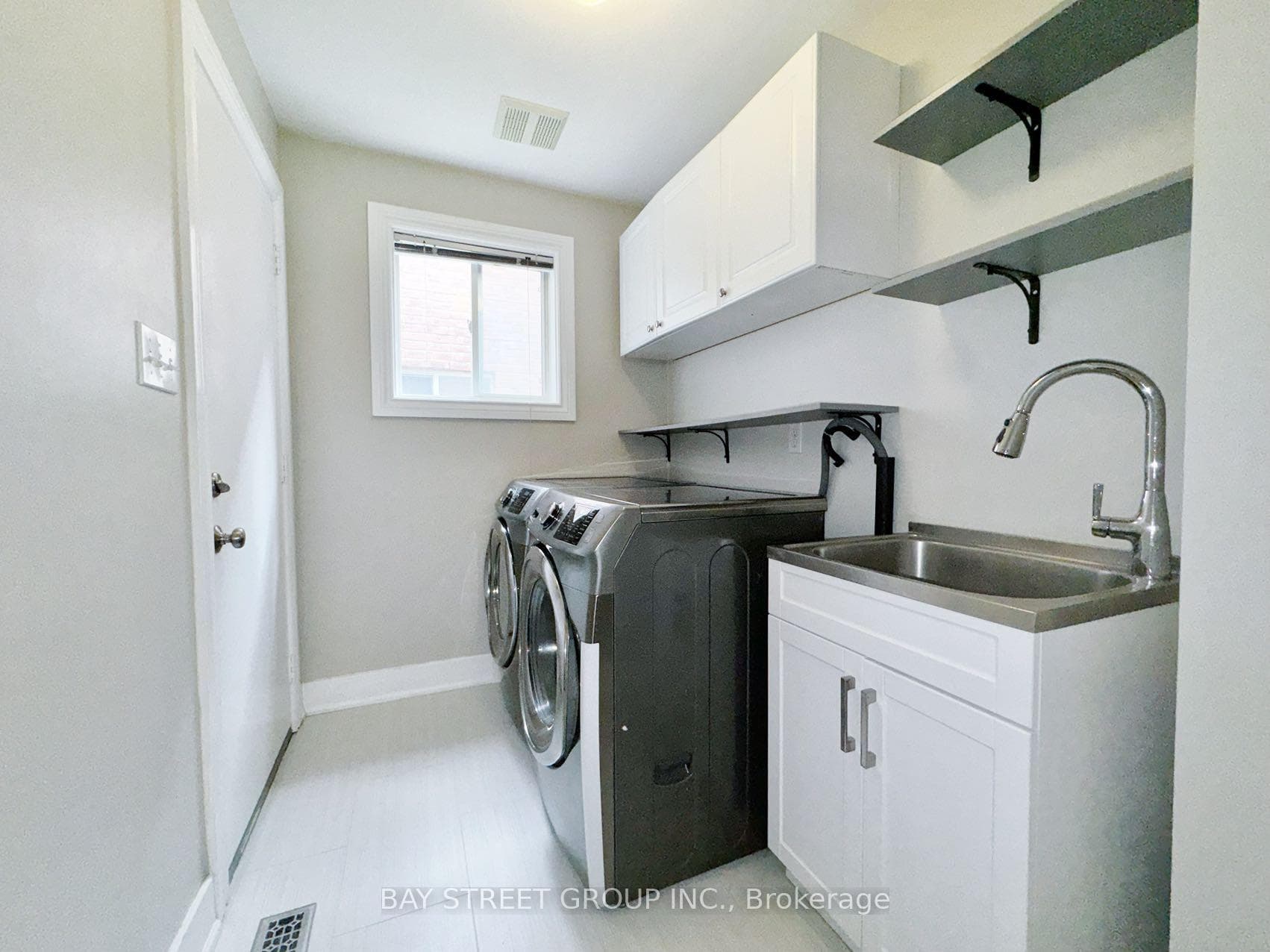 505 Menczel Crescent photo 11