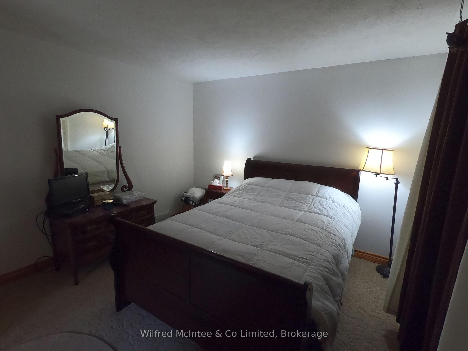 2nd Bedroom with adjoining 4pc bath