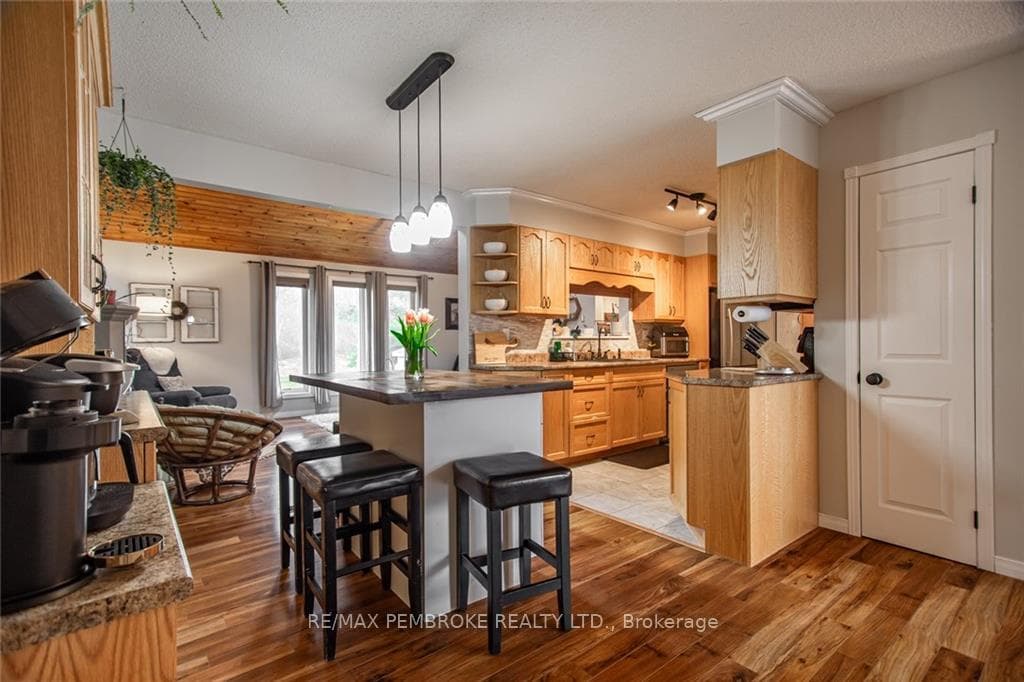 383 RUSSHAM Road photo 9