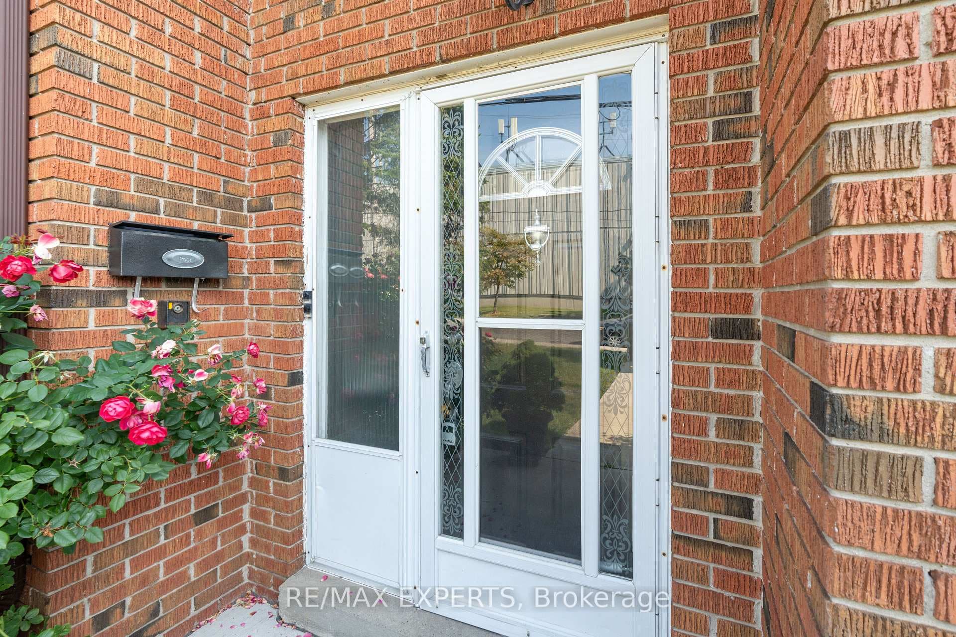 271 HARVIE Avenue Unit 3 photo 4