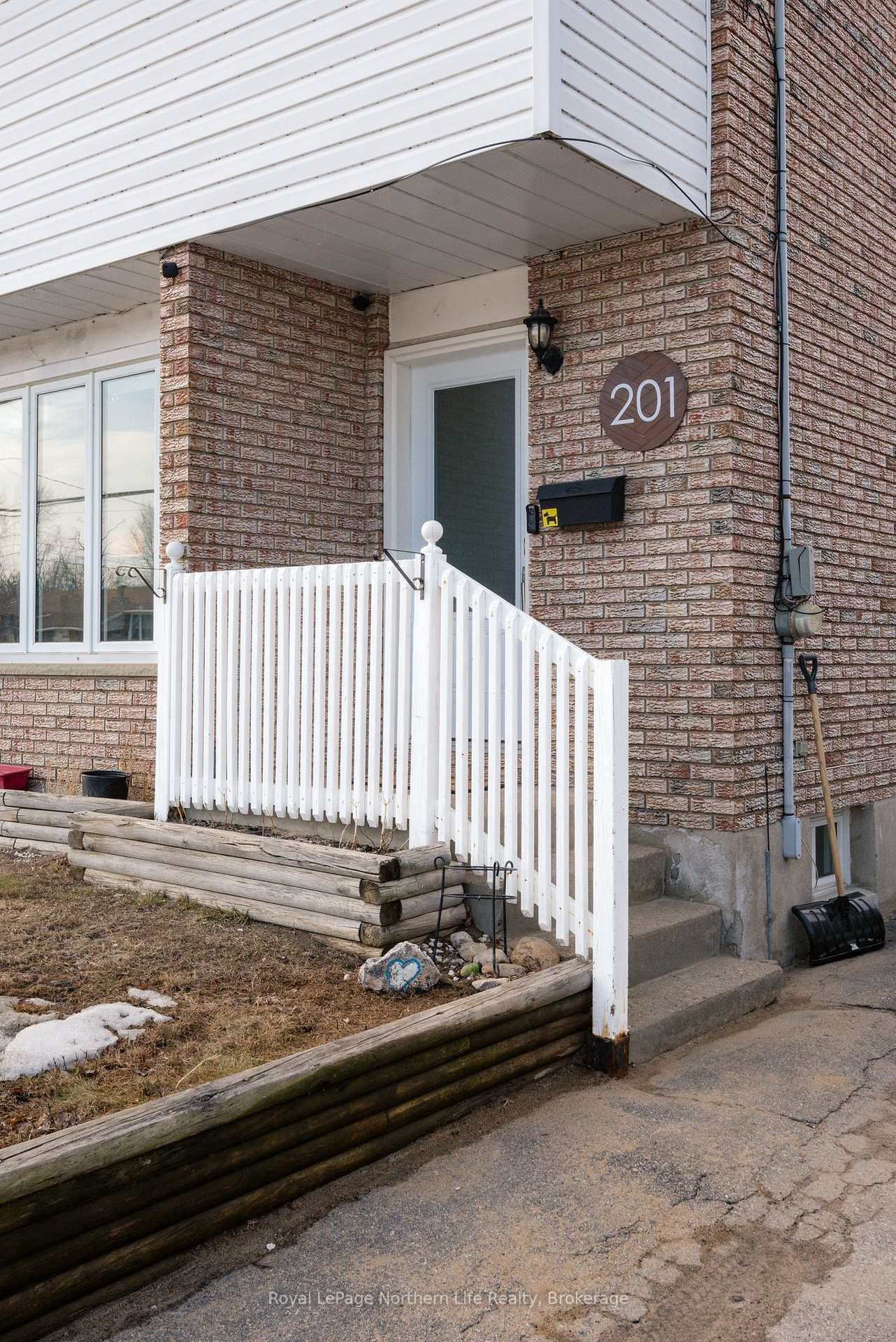 201 MARSHALL PARK Drive photo 5