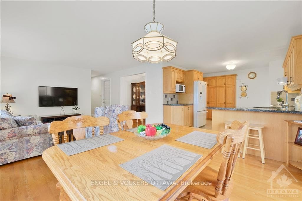 54 FARLANE Boulevard photo 11