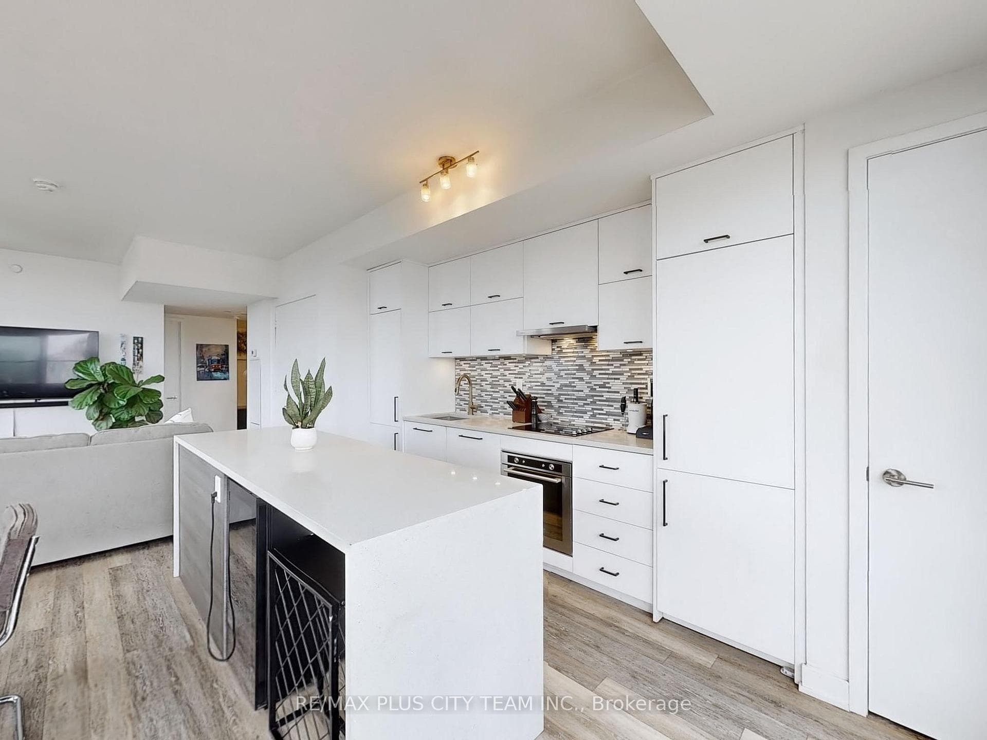 106 Dovercourt Road Unit 807 photo 13