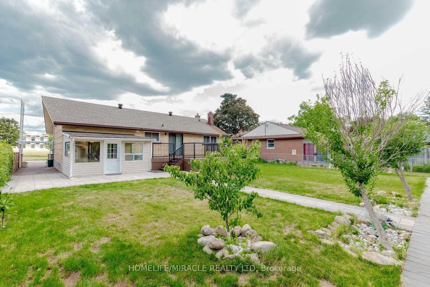 280 Cedar Crescent photo 40