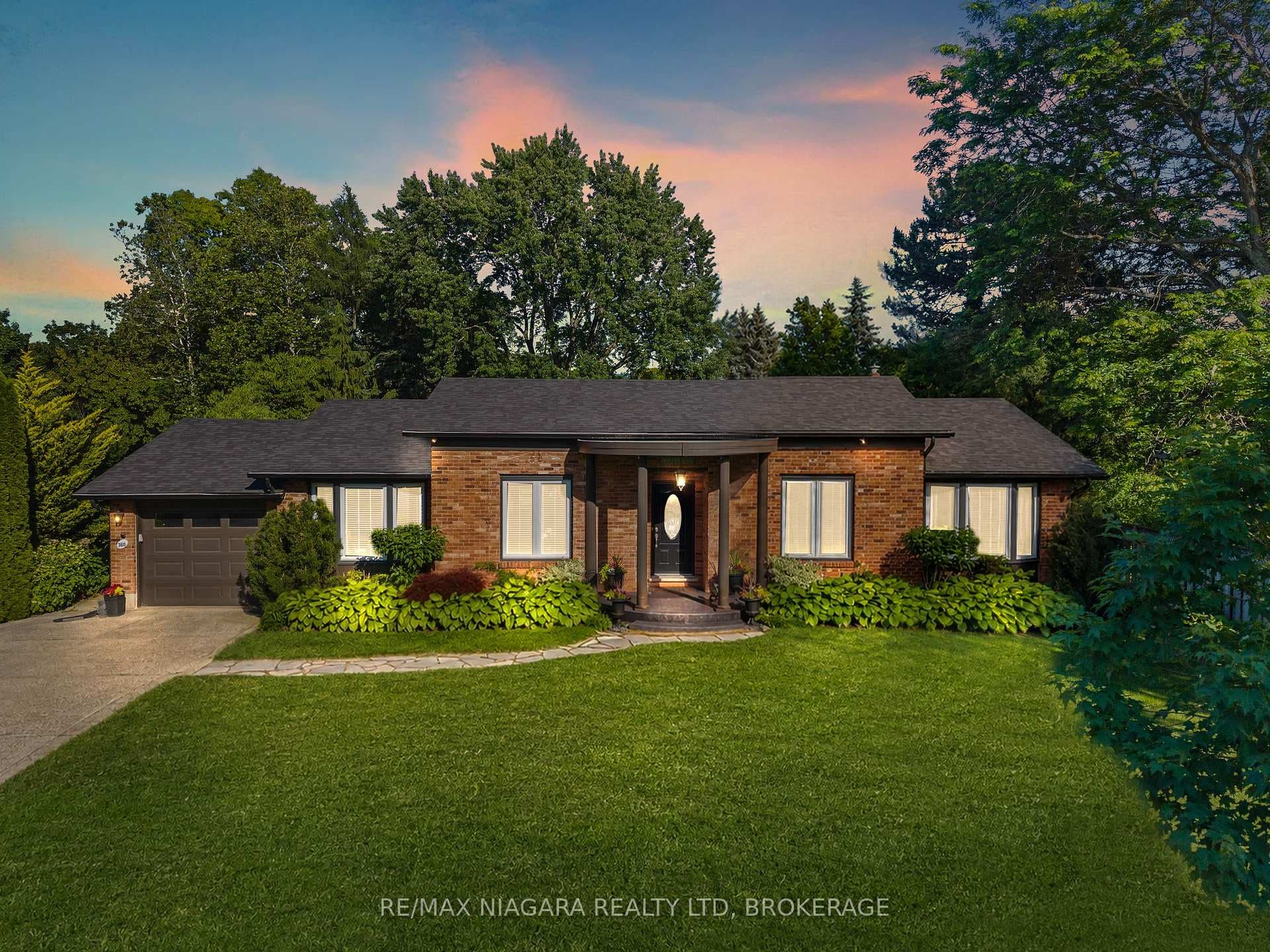 360 DORCHESTER Street photo 1