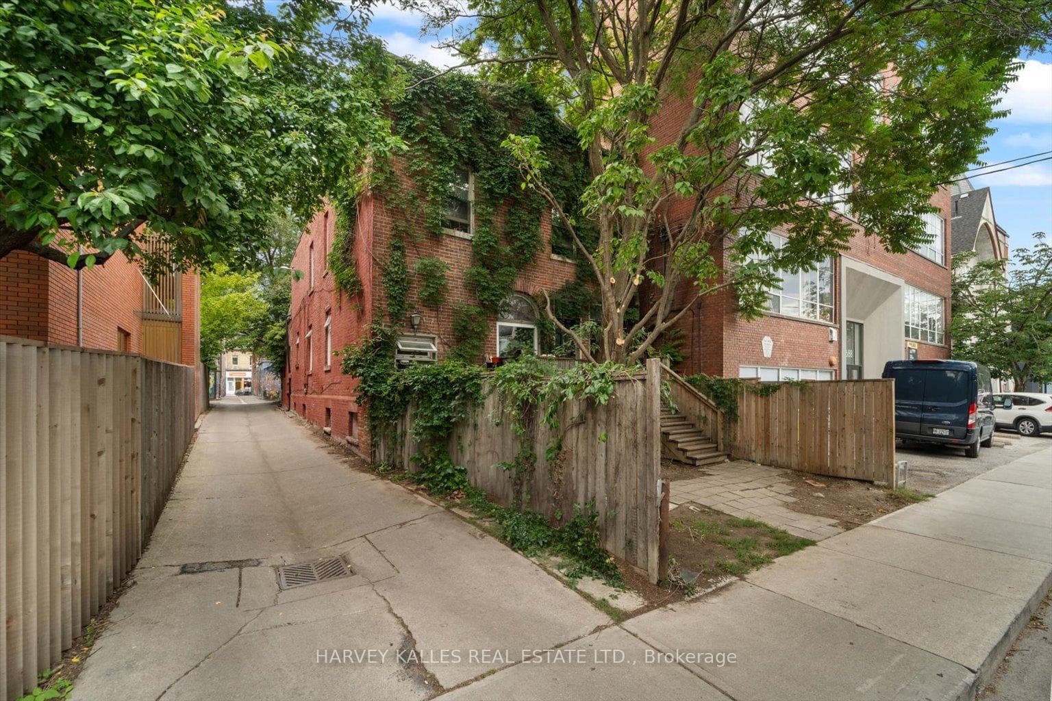 692 Richmond Street photo 4