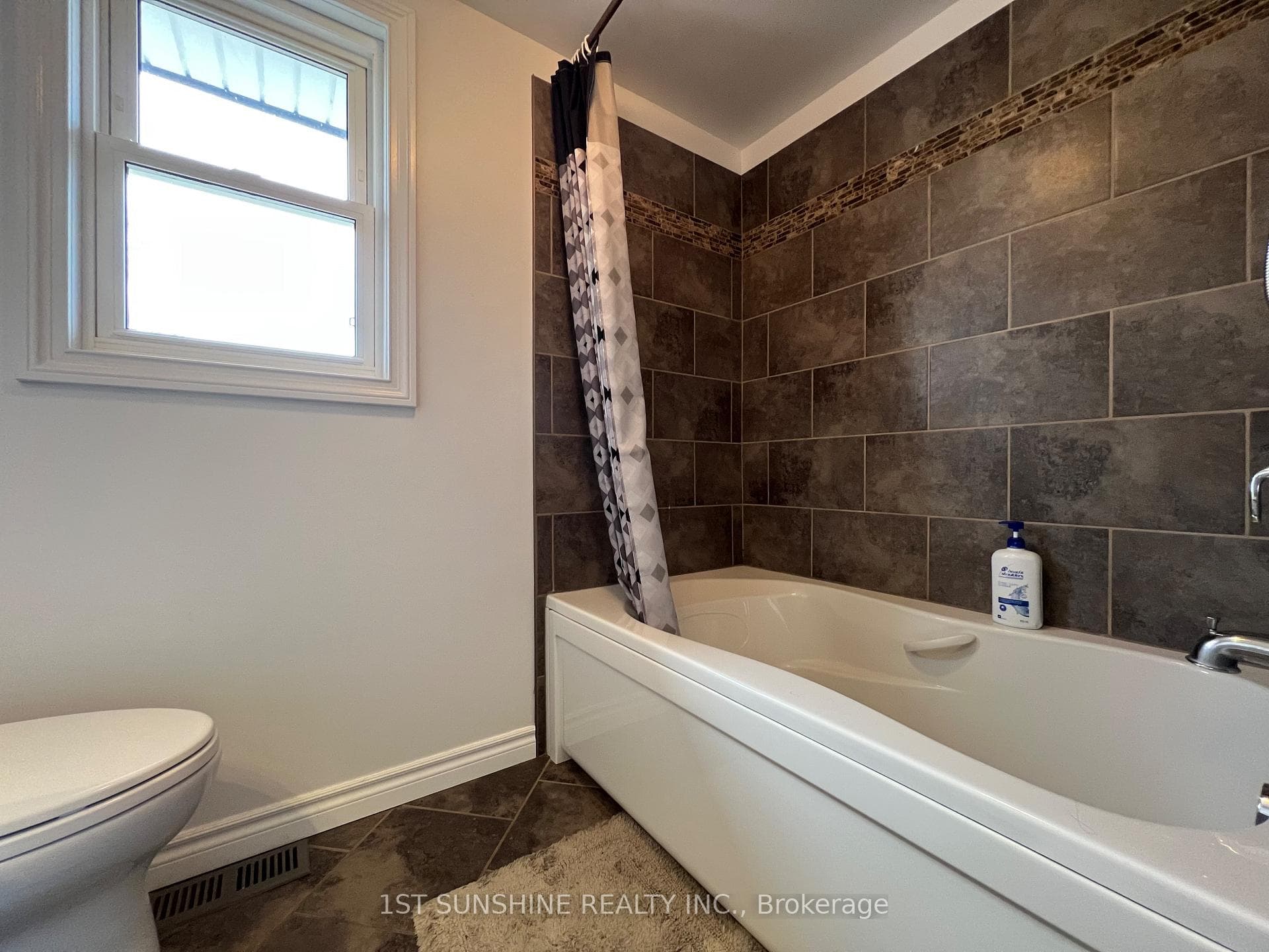306 RIVERSIDE Drive photo 11