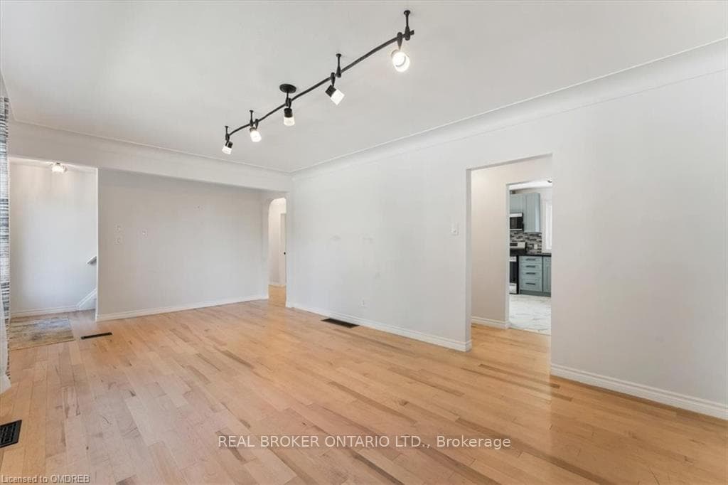 106 Simcoe Street photo 5