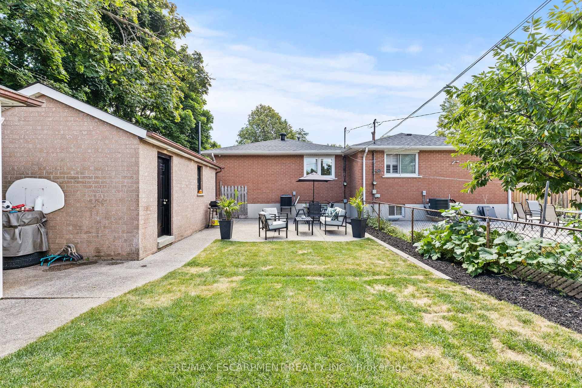 1298 Napier Crescent photo 24