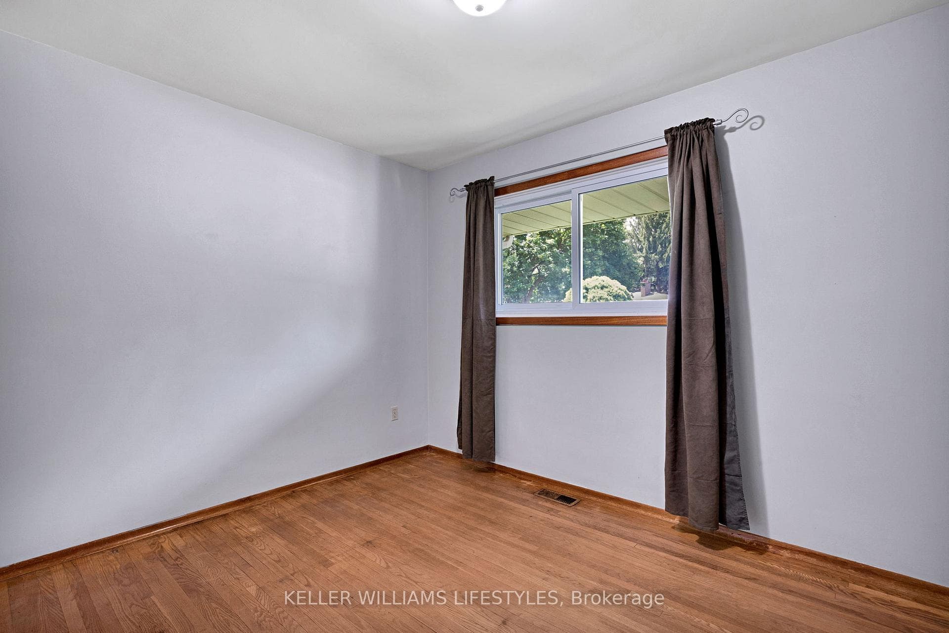 564 CHIDDINGTON Avenue photo 27
