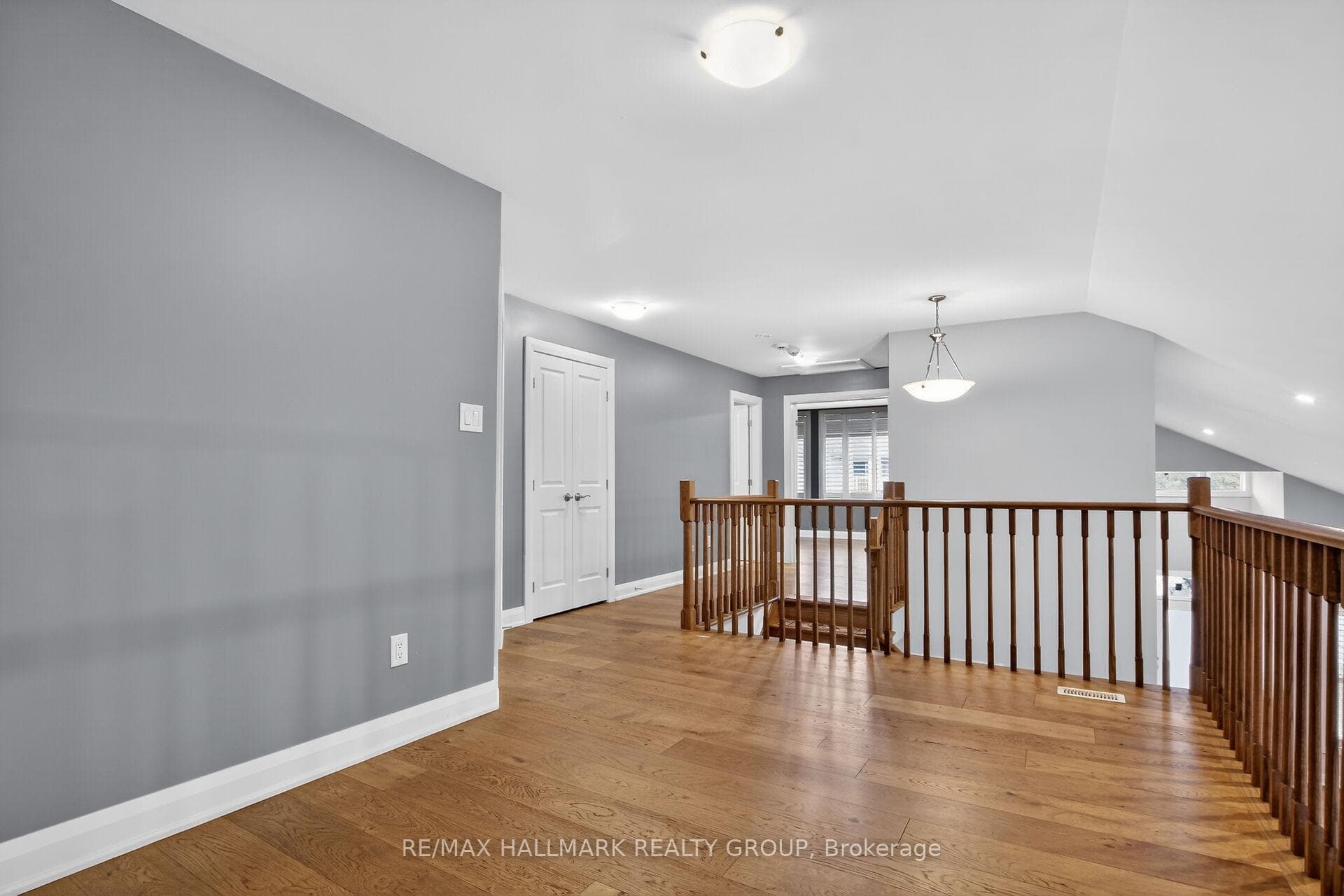 341 Serenade Crescent photo 20