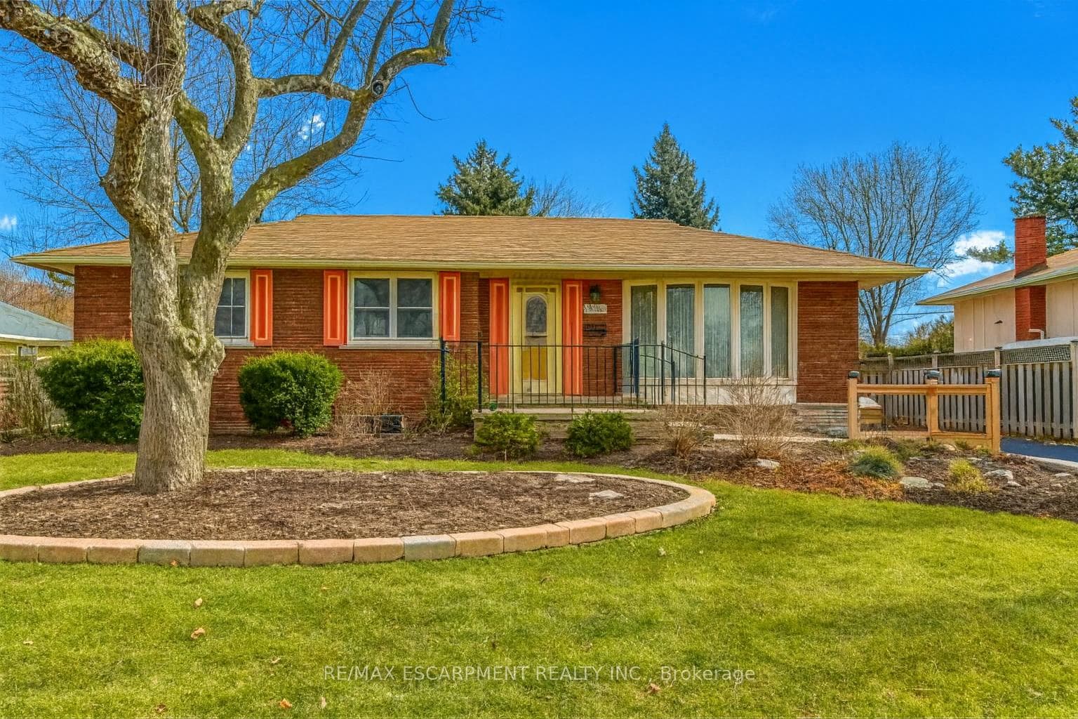 5186 BROMLEY Road photo 1