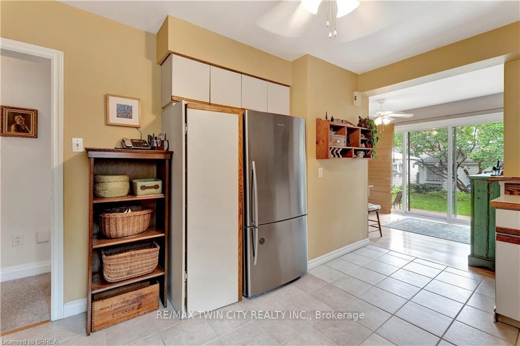 311 MACNAB Street photo 12