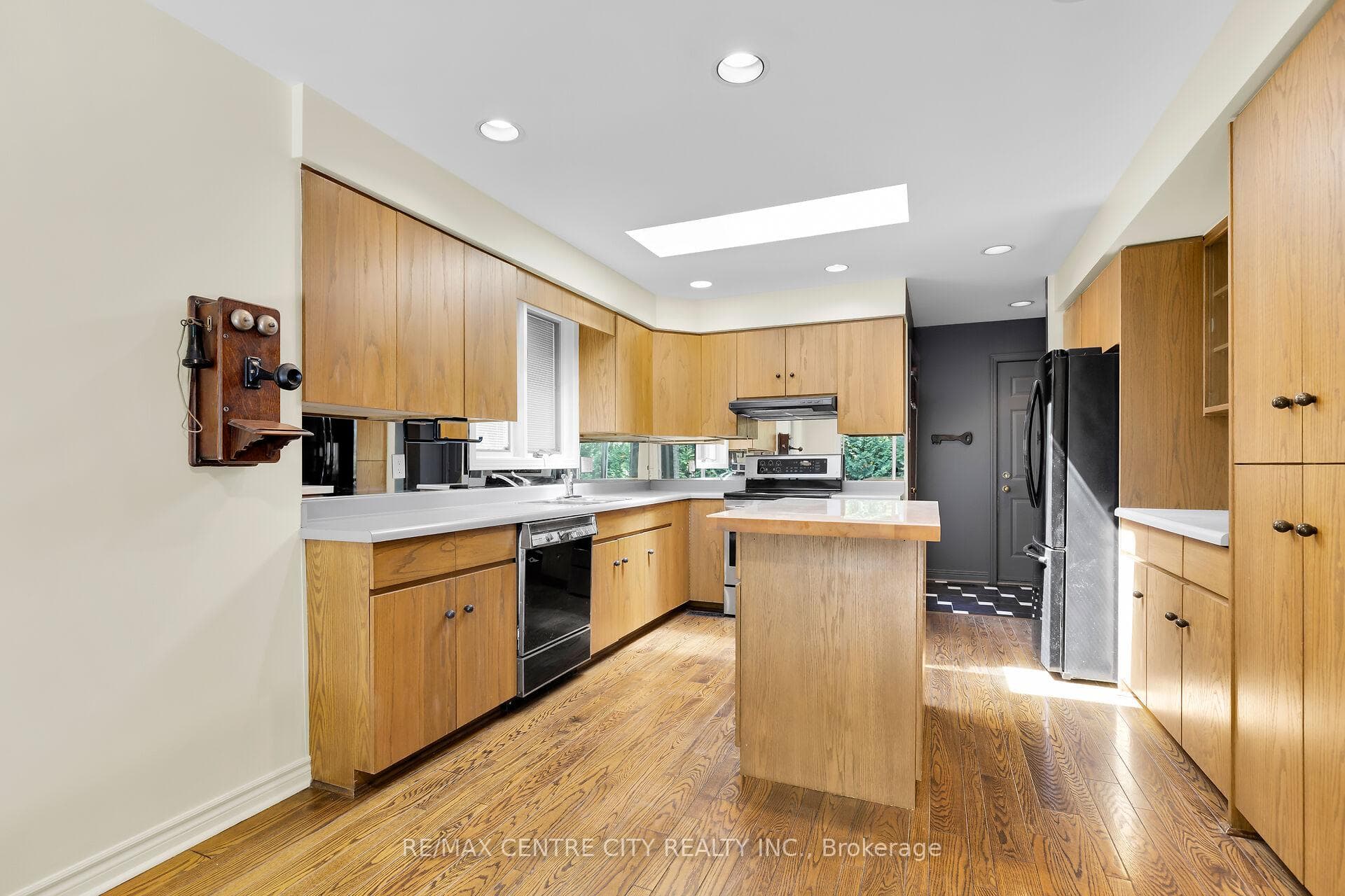 439 Grosvenor Street photo 15