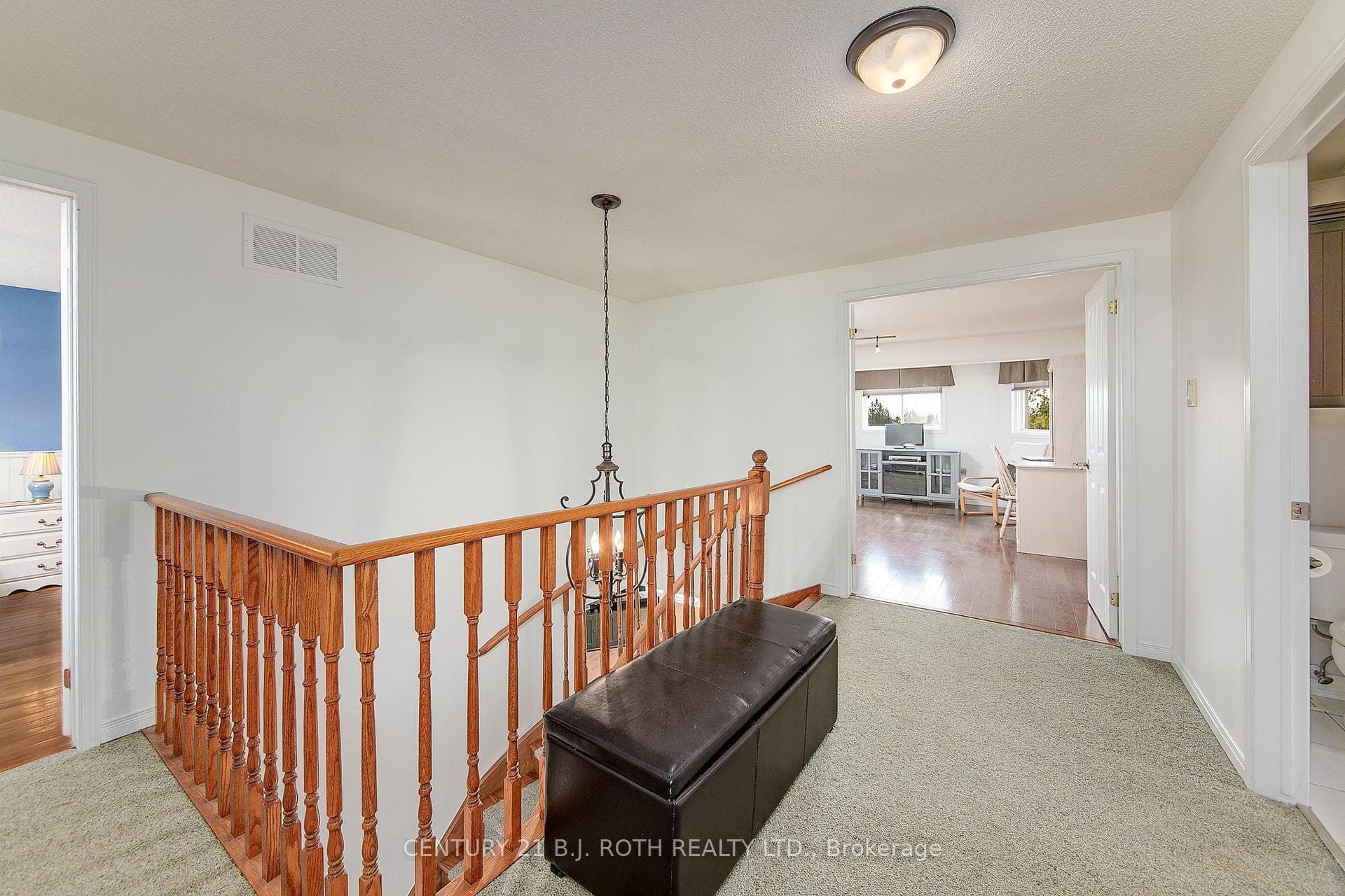 Upper level foyer