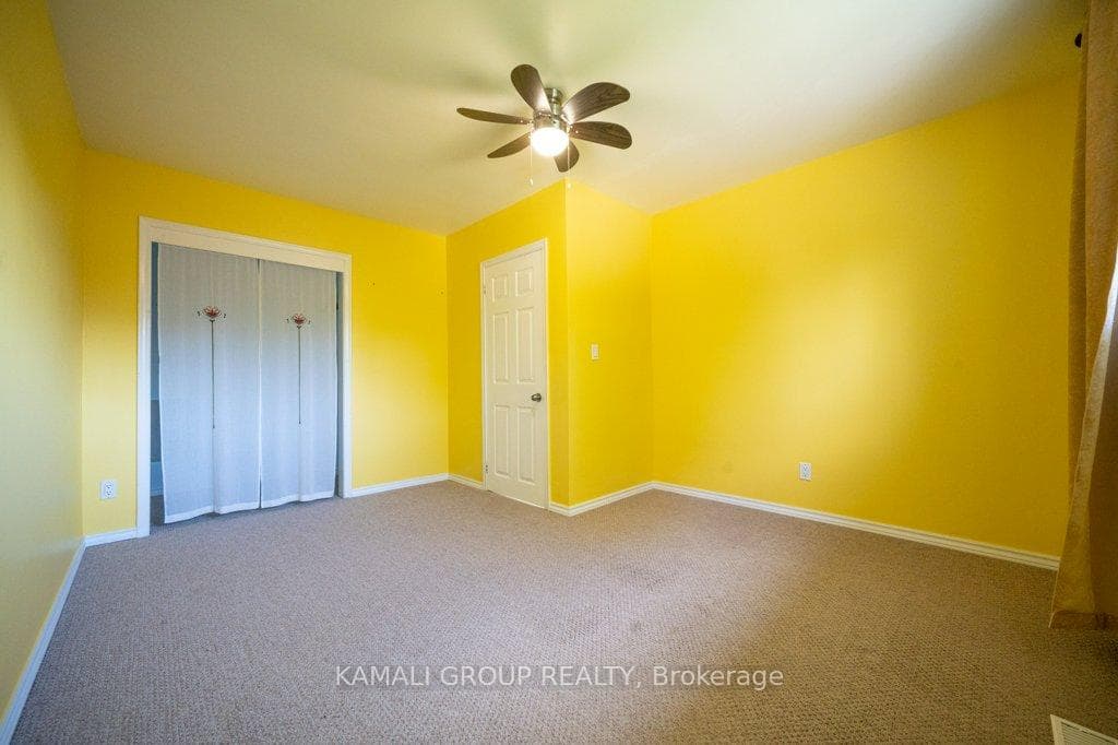 685 Perry Crescent photo 10