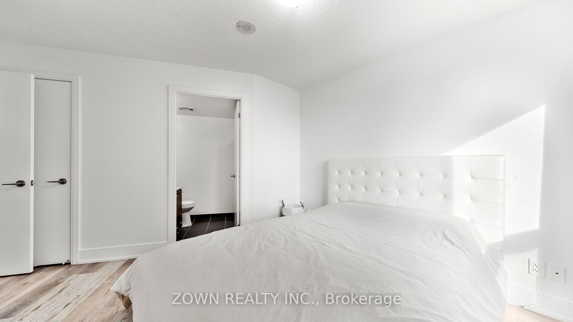 135 Village Green Square Unit 2019 photo 37