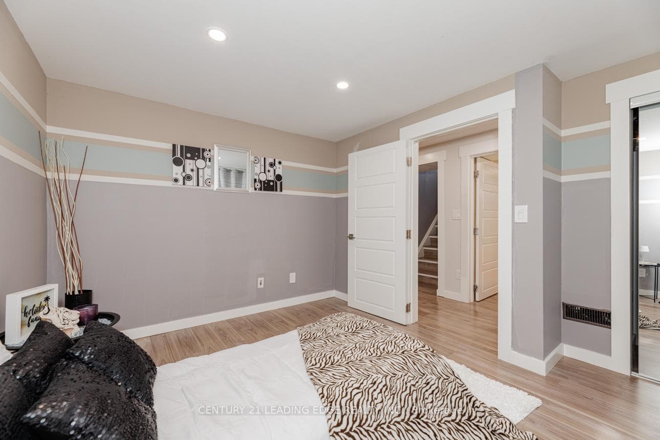 265 Surrey Drive photo 32