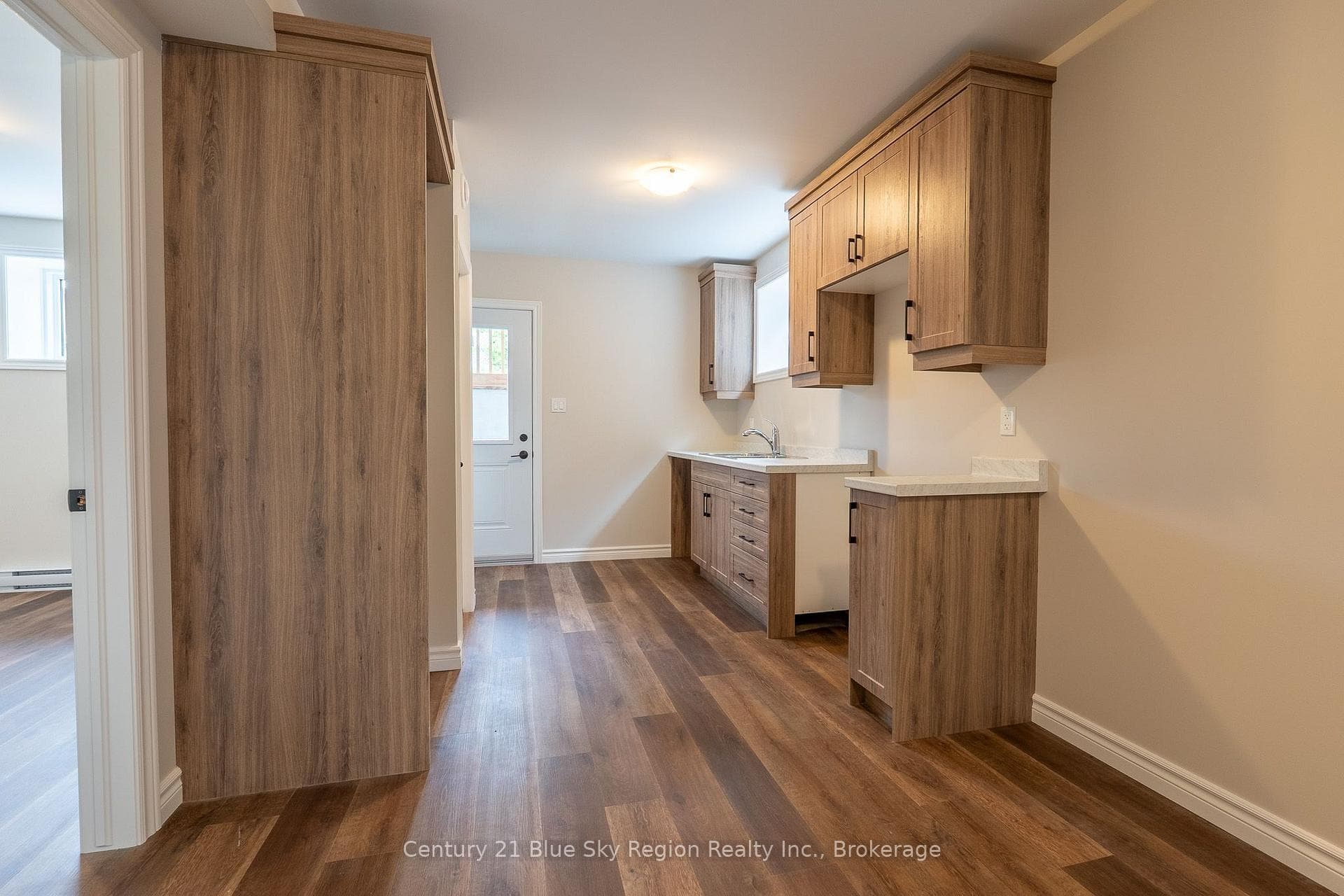 1556 Fraser Street photo 23