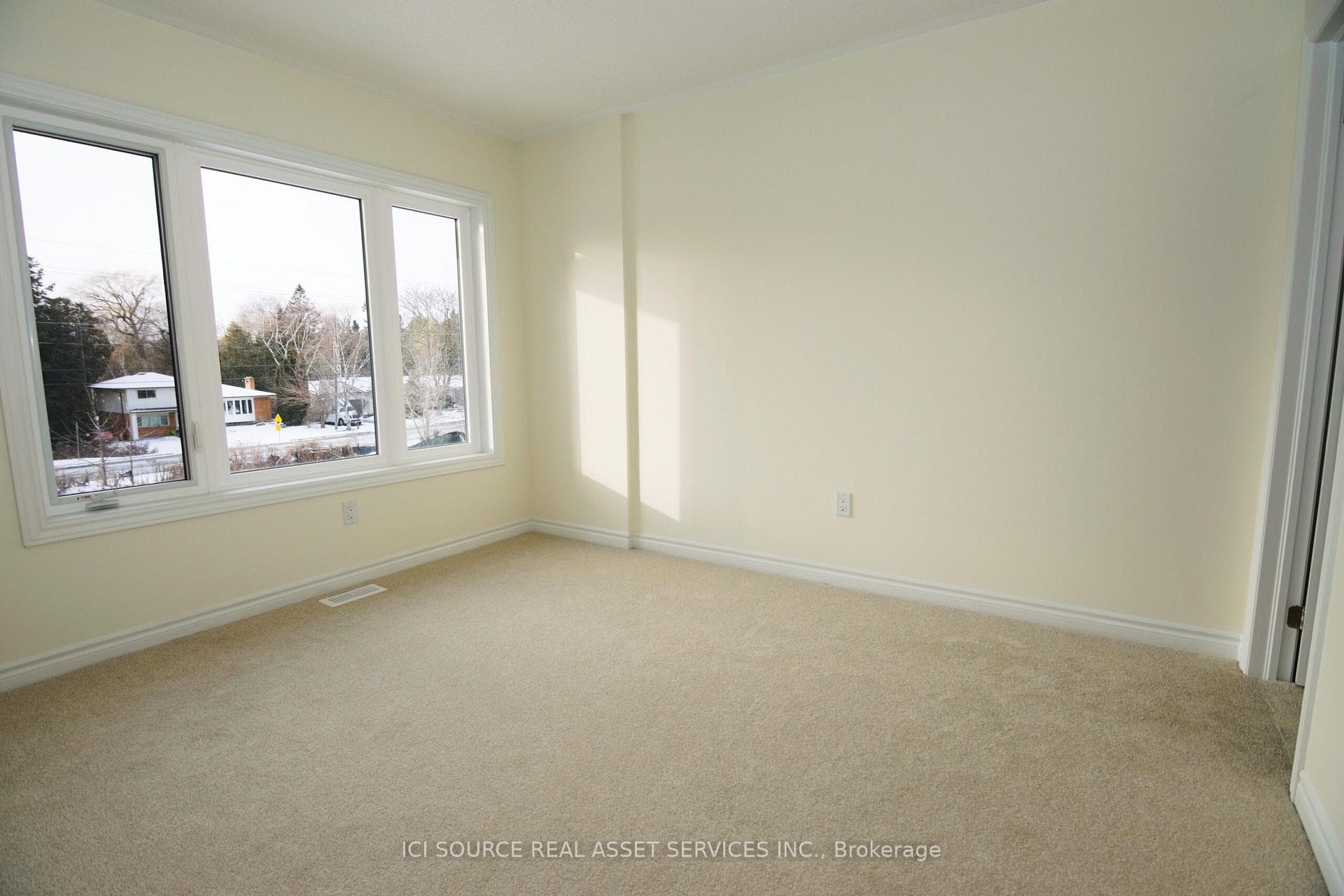 50 Mountainside Crescent photo 12